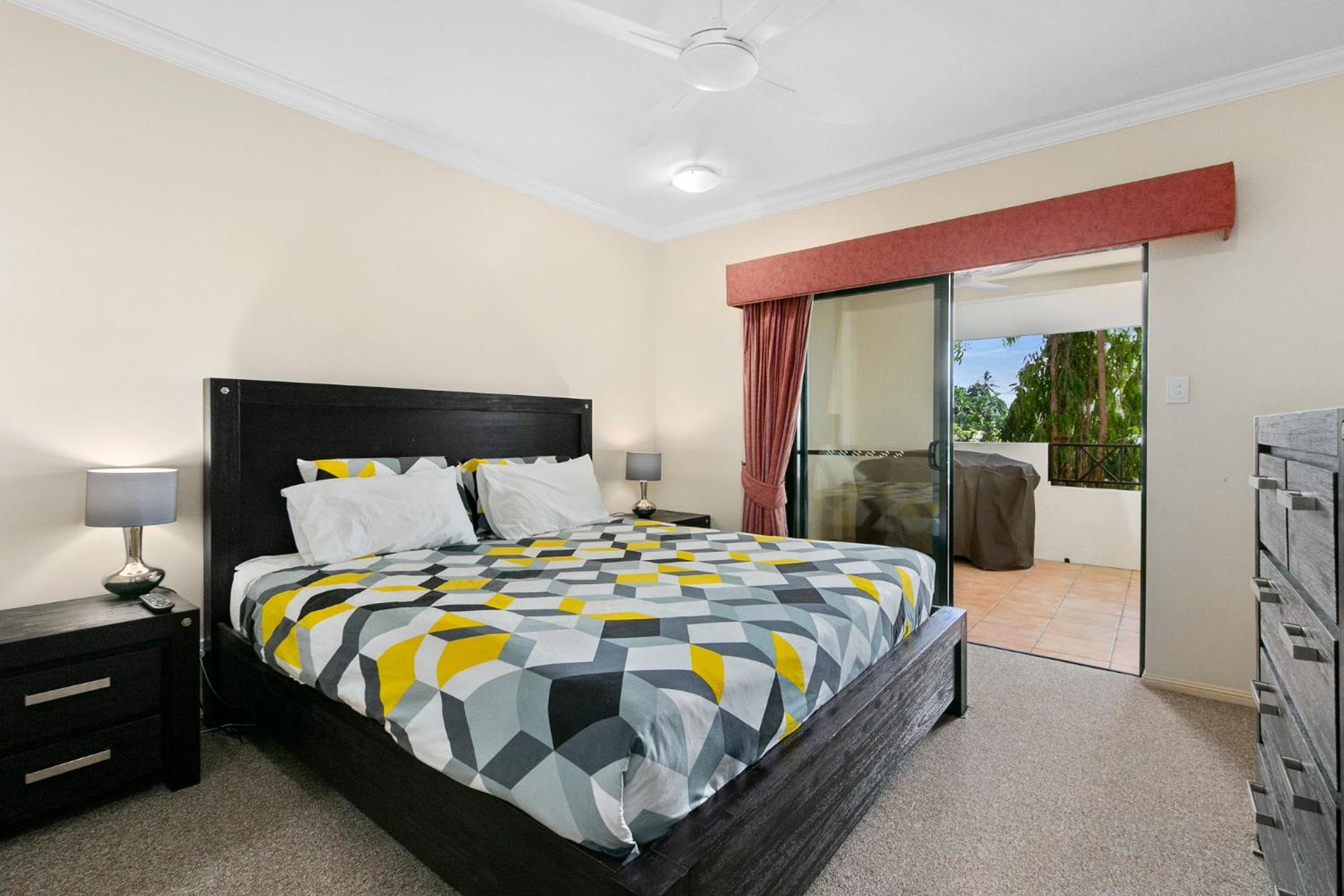 3 bedroom 2 bathroom, 5 minute walk to Esplanade