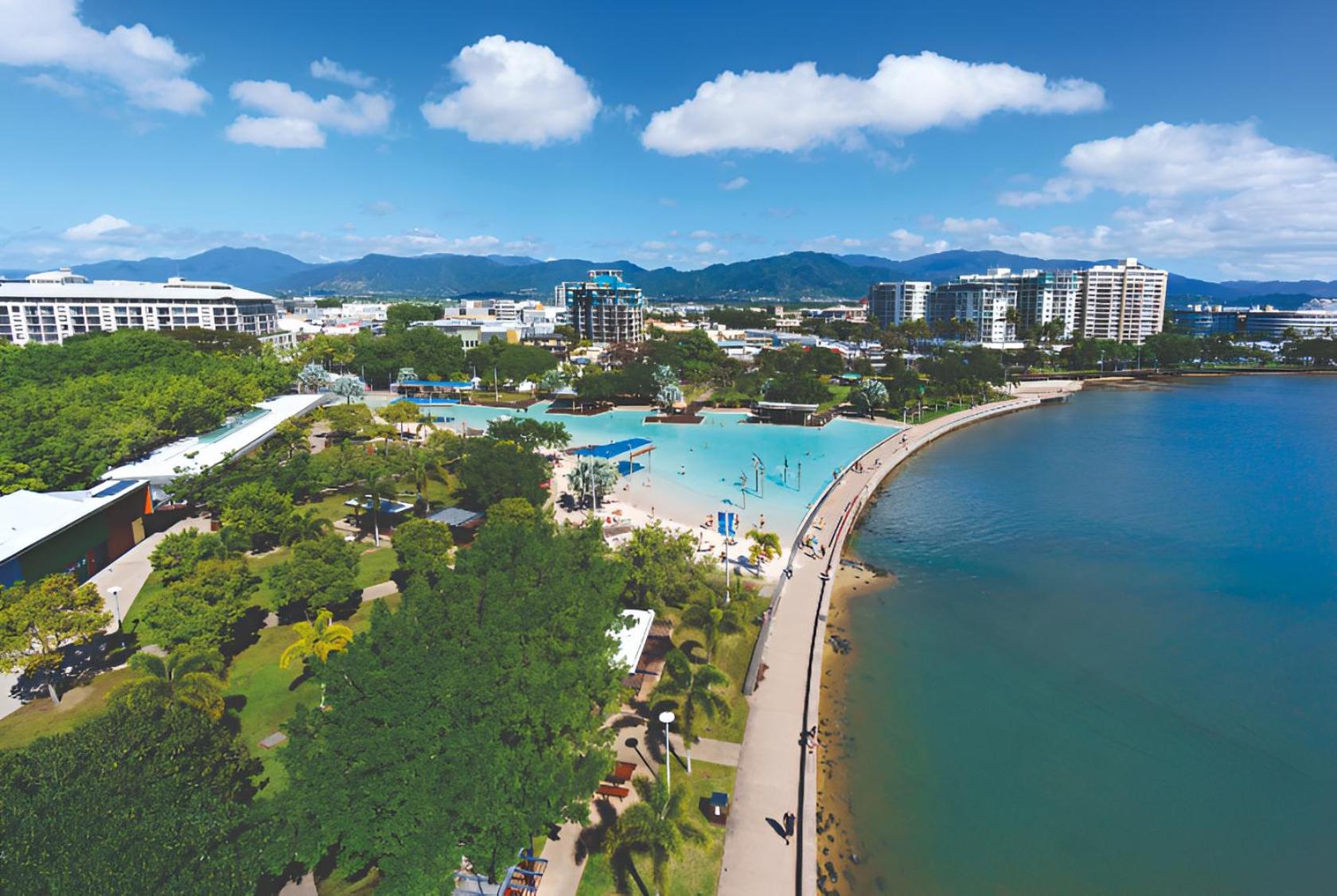 3 bedroom 2 bathroom, 5 minute walk to Esplanade