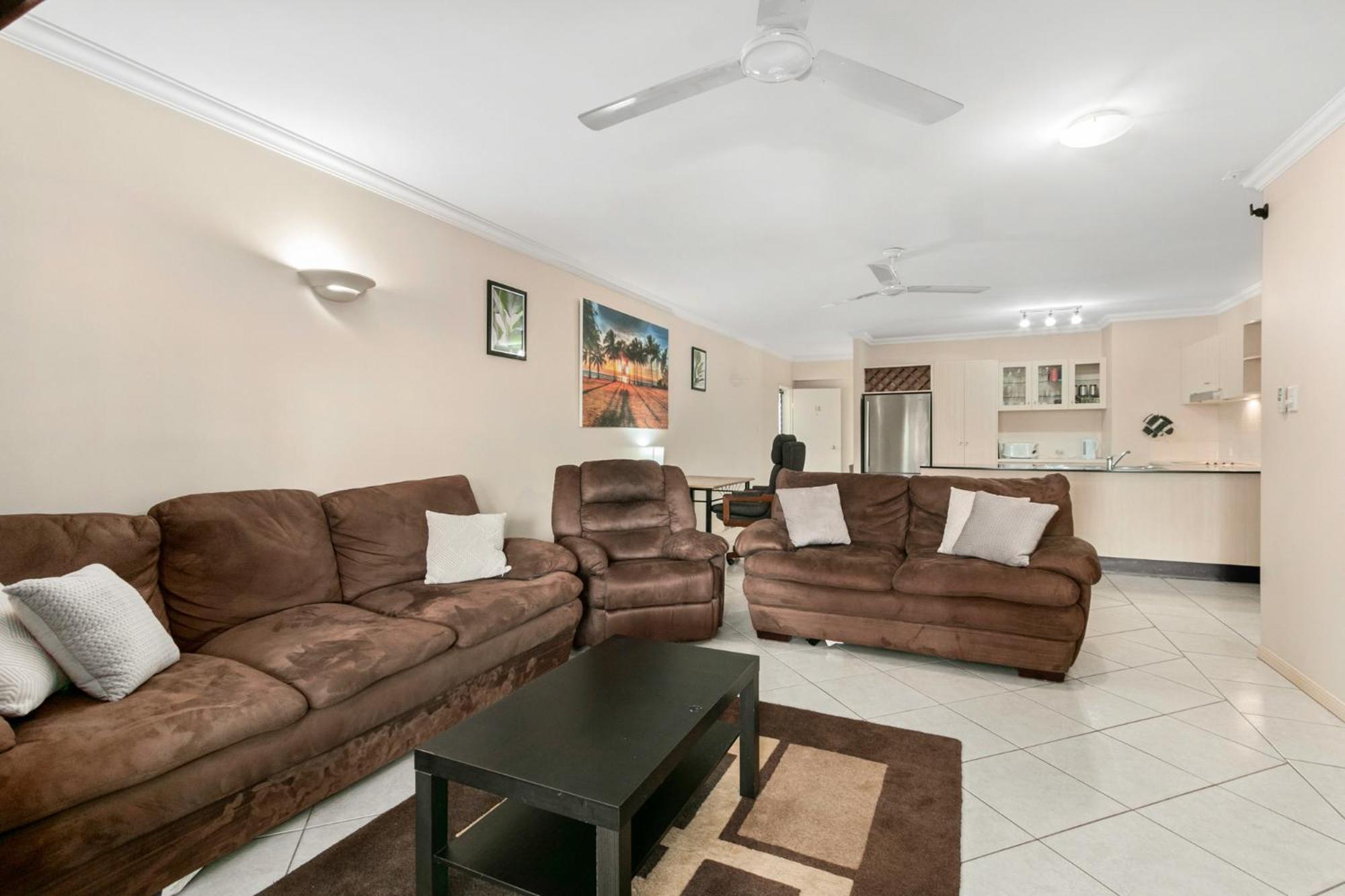 3 bedroom 2 bathroom, 5 minute walk to Esplanade