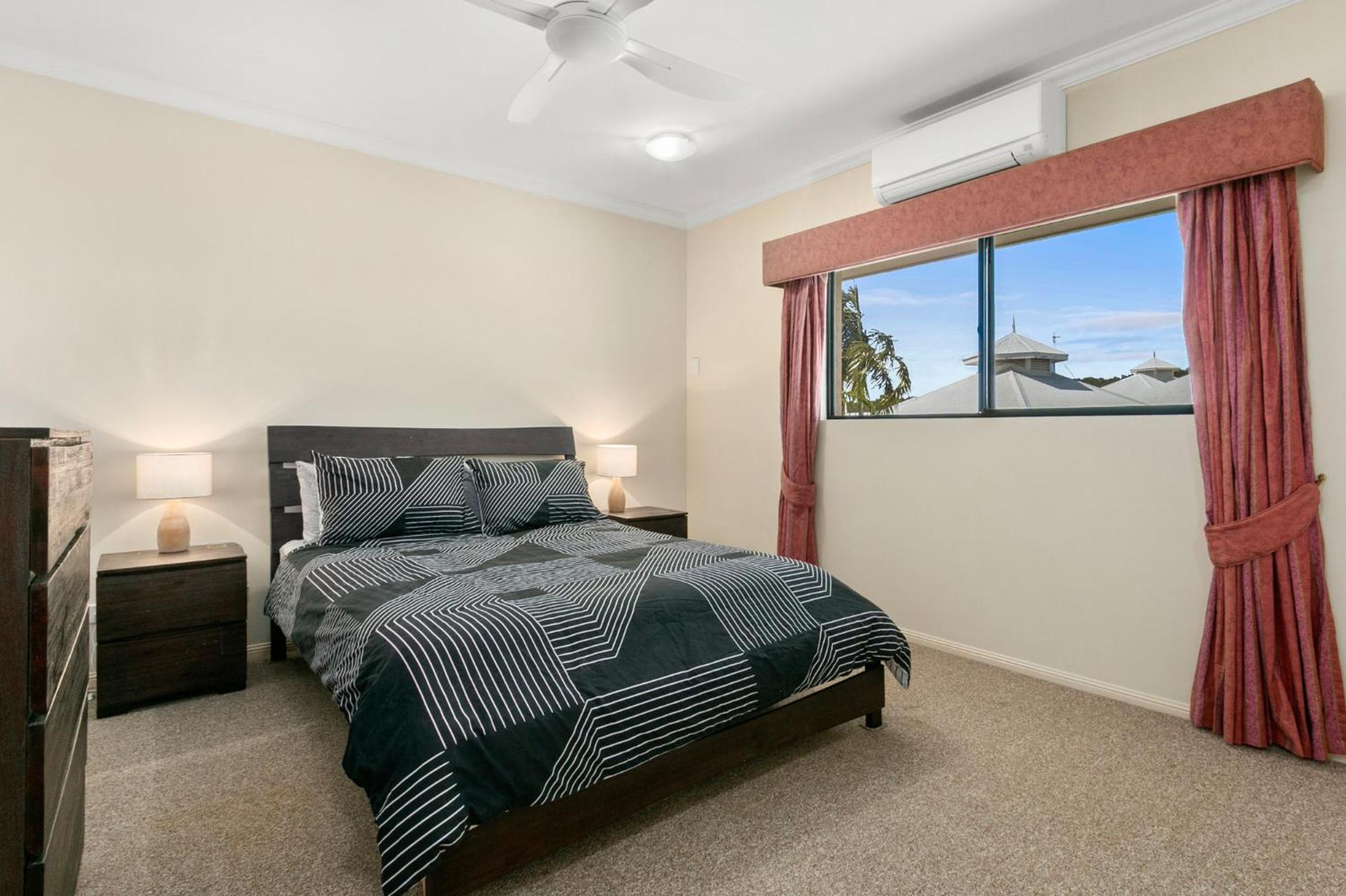 3 bedroom 2 bathroom, 5 minute walk to Esplanade
