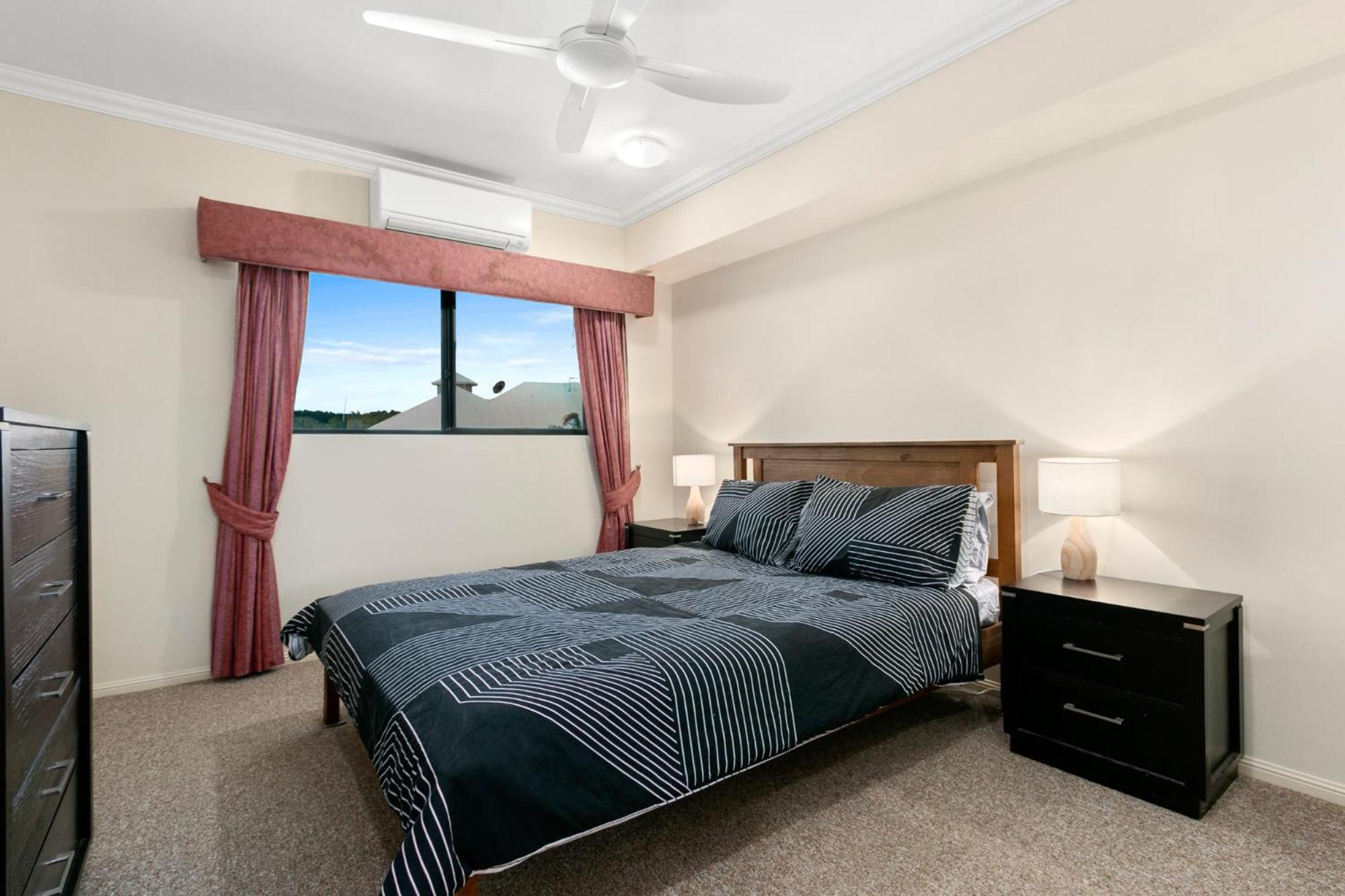 3 bedroom 2 bathroom, 5 minute walk to Esplanade