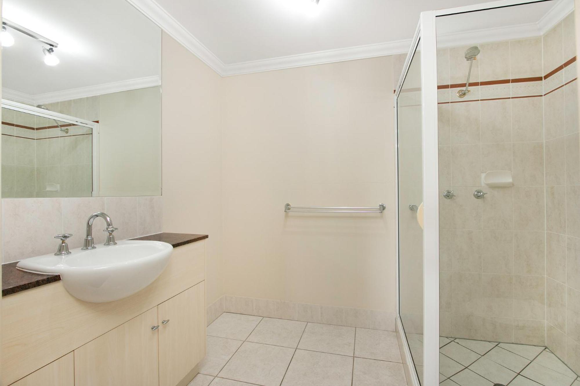 3 bedroom 2 bathroom, 5 minute walk to Esplanade