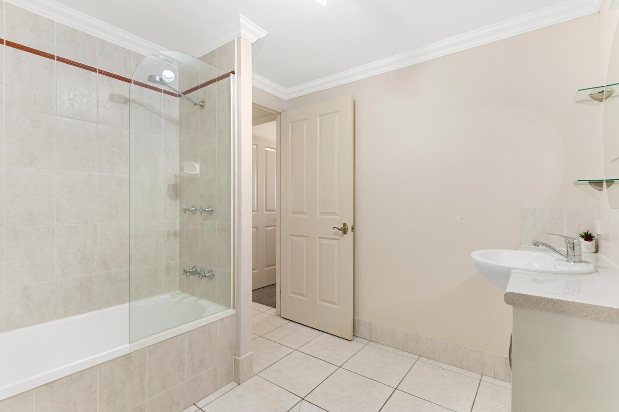 3 bedroom 2 bathroom, 5 minute walk to Esplanade