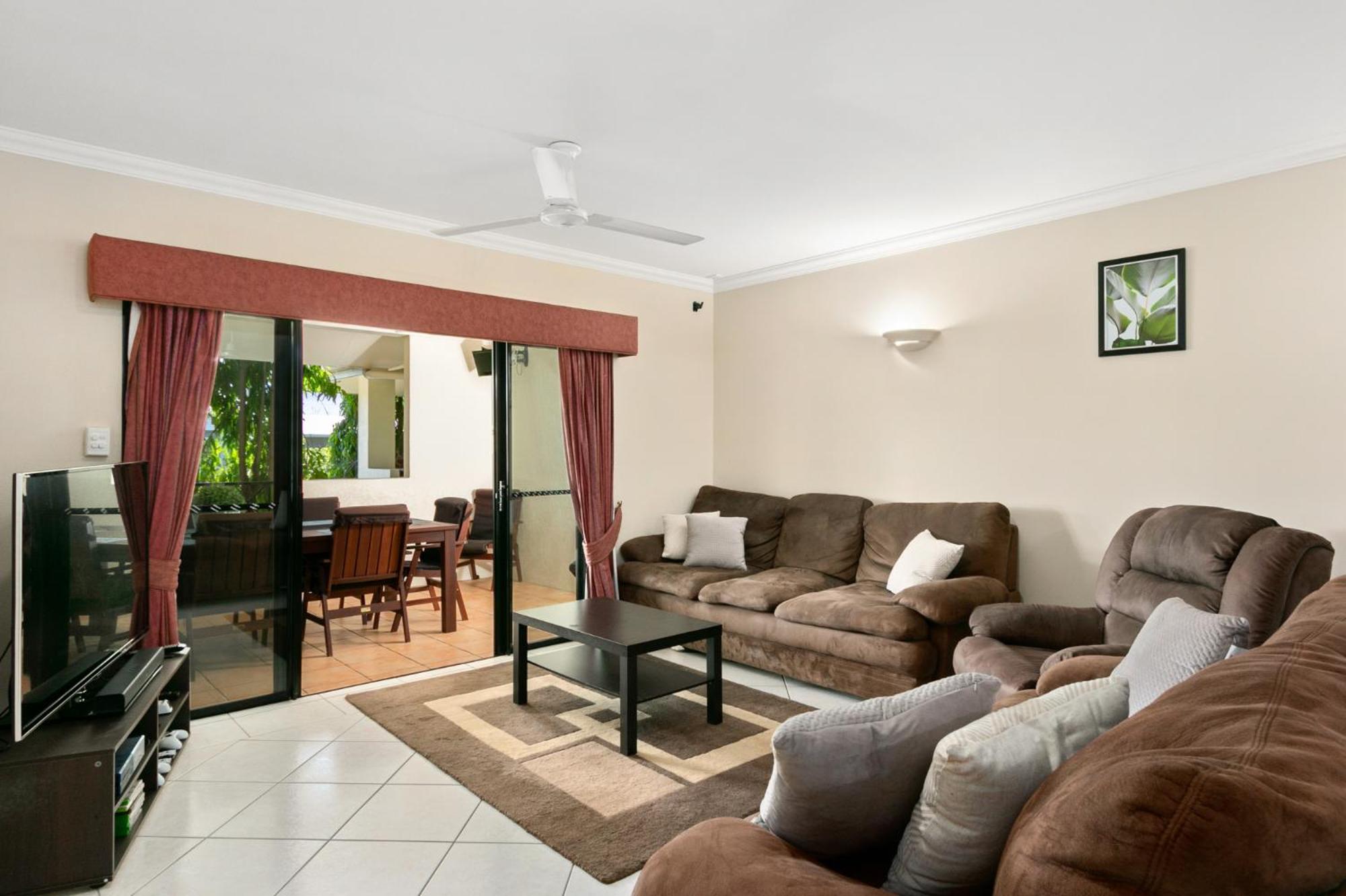 3 bedroom 2 bathroom, 5 minute walk to Esplanade