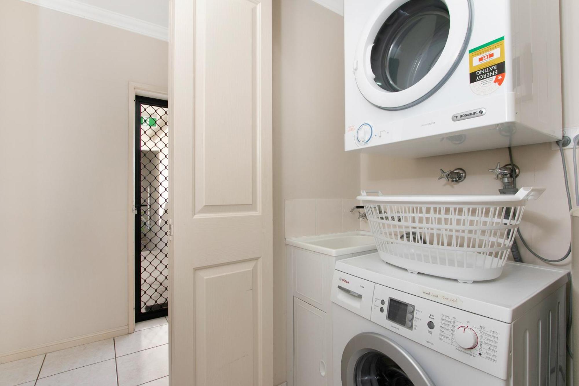 3 bedroom 2 bathroom, 5 minute walk to Esplanade