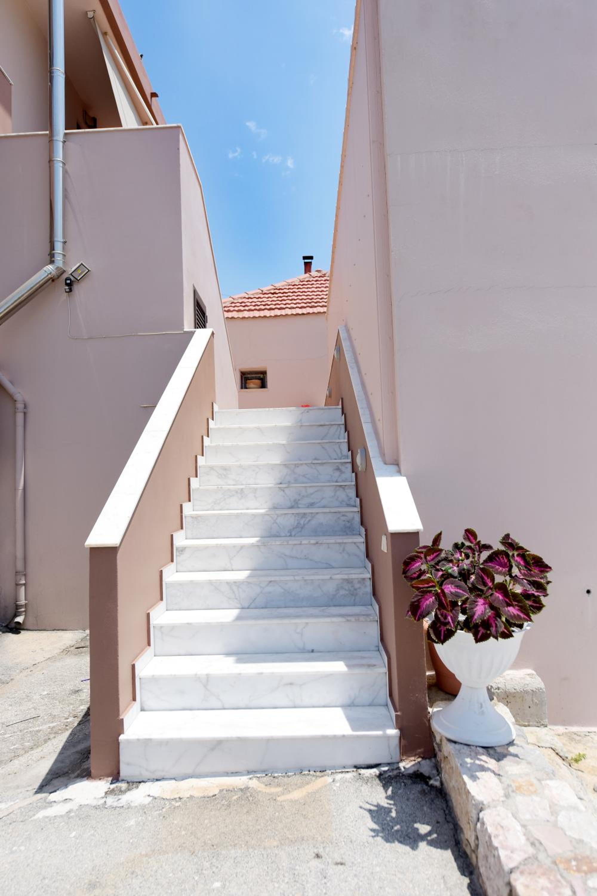 Theros Lux Apartment