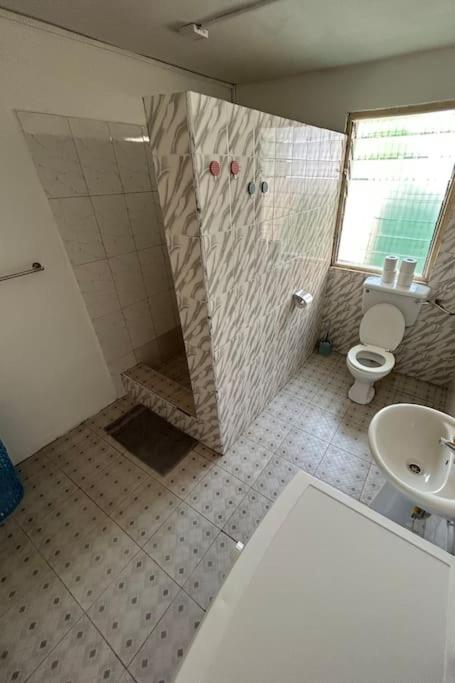 Big, Beautiful & secure house - Oxford st Barnor