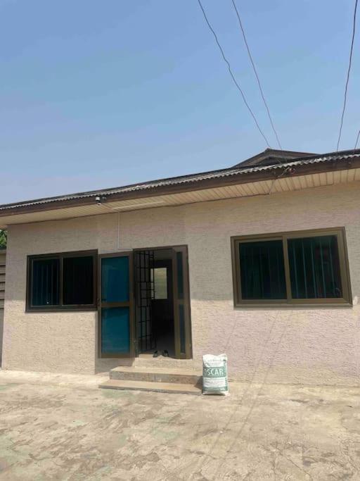 Big, Beautiful & secure house - Oxford st Barnor