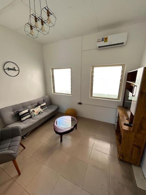 Big, Beautiful & secure house - Oxford st Barnor