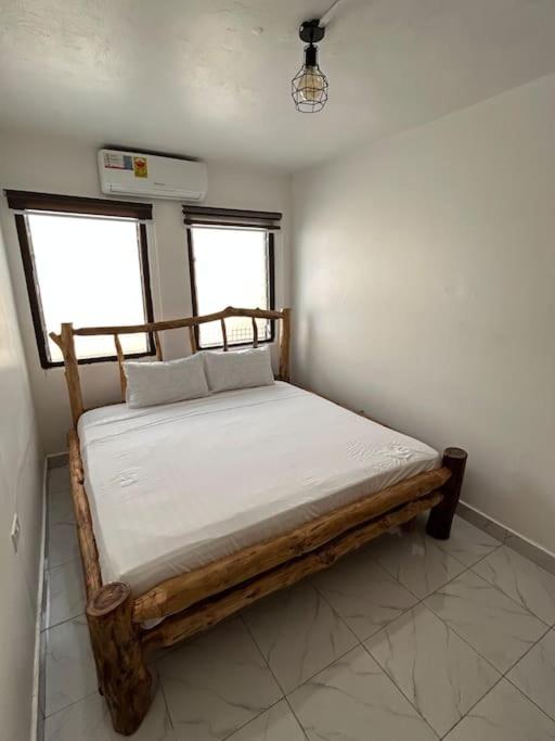 Big, Beautiful & secure house - Oxford st Barnor