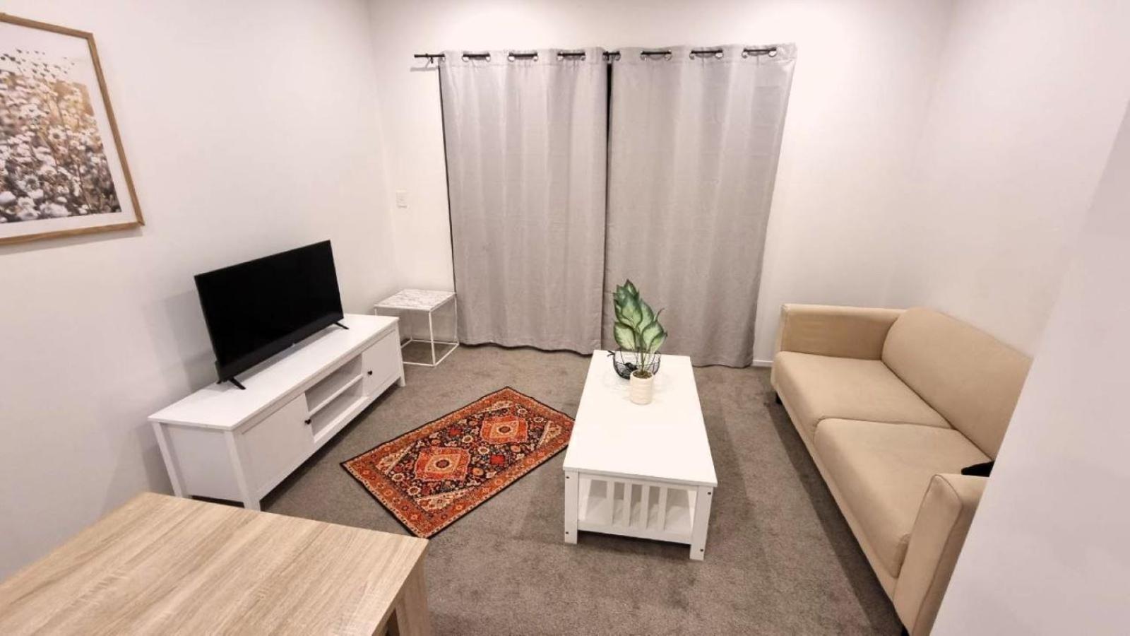 Entire Modern 2-Bedroom Townhouse -10 min to Airport & Sylvia Park view 5