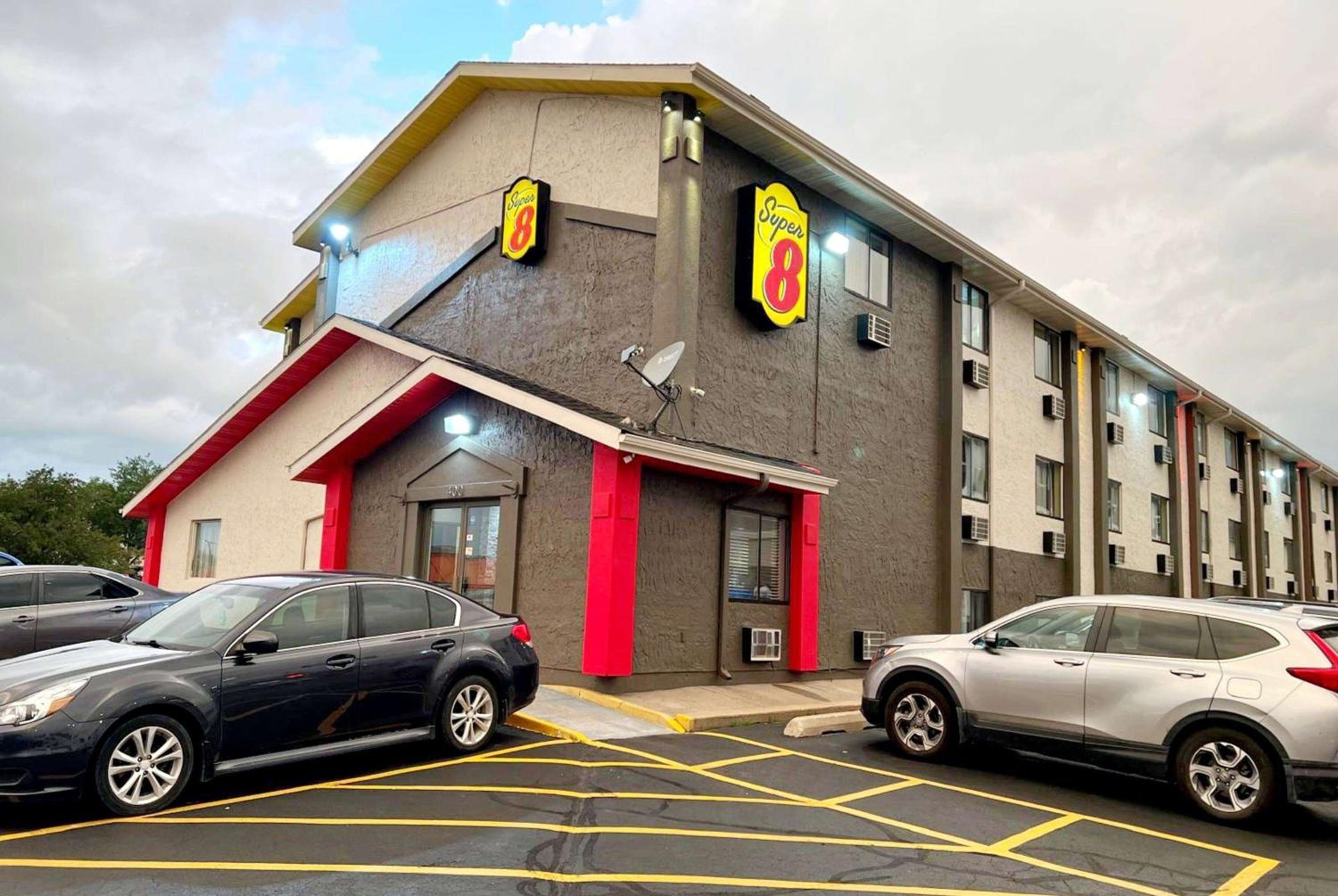 Hotel Super 8 by Wyndham Cedar Rapids - Image 1