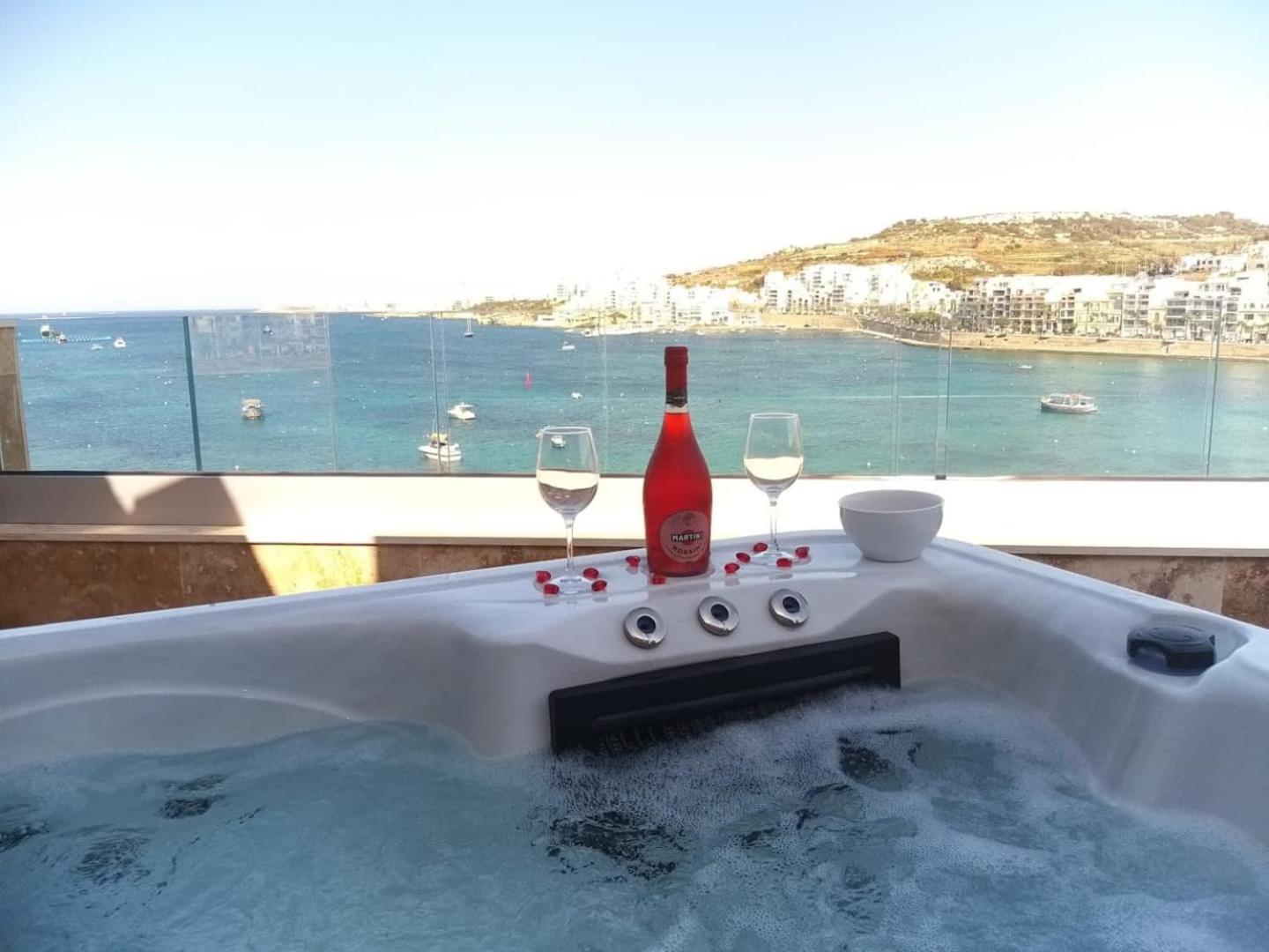 DuplexPenthouse seafront with hot tub by Homely, photo 21