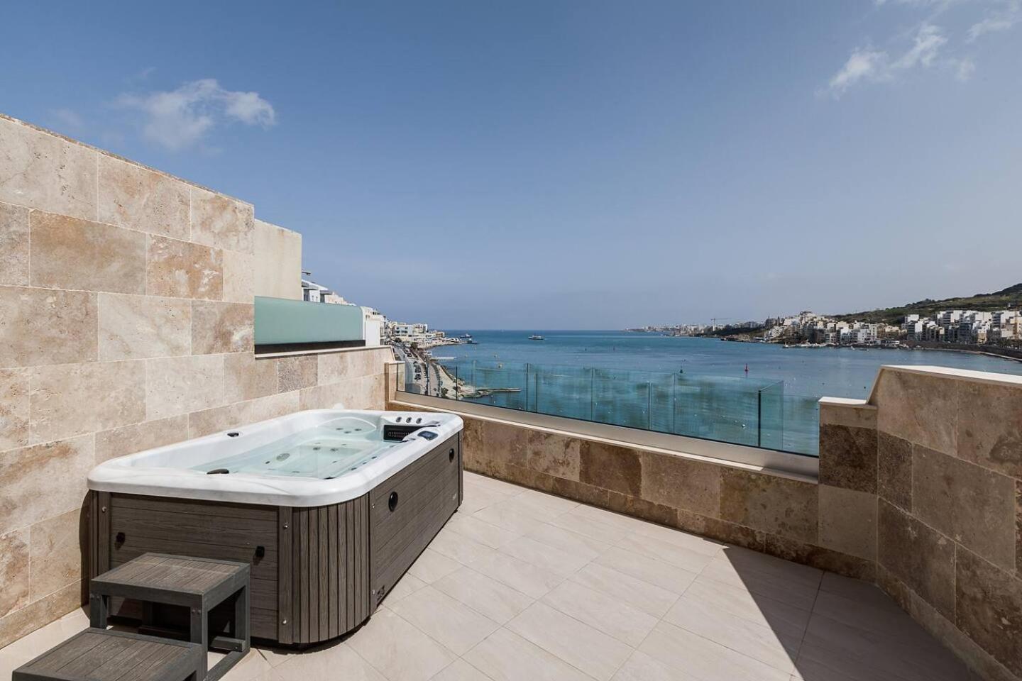 DuplexPenthouse seafront with hot tub by Homely, photo 7