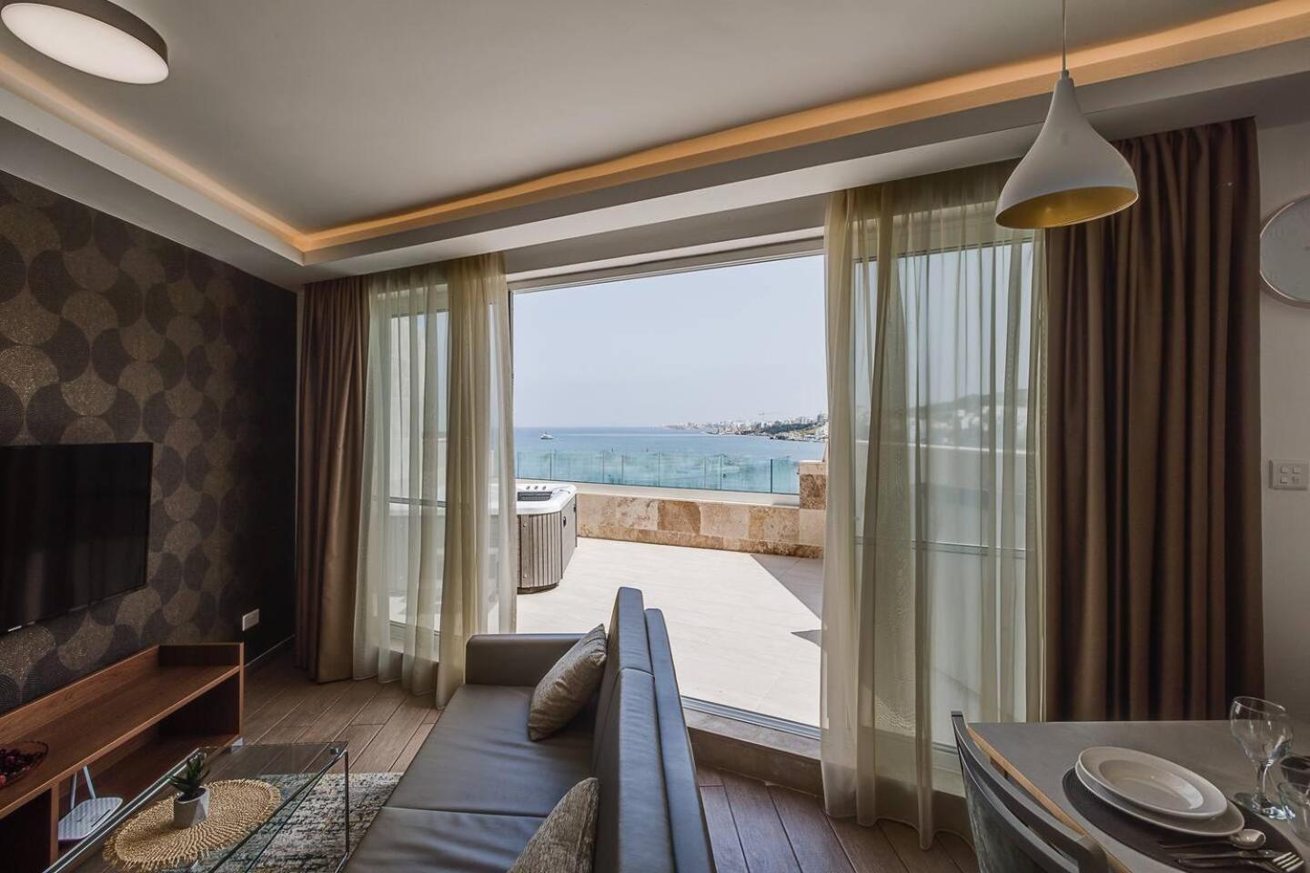 DuplexPenthouse seafront with hot tub by Homely, photo 12