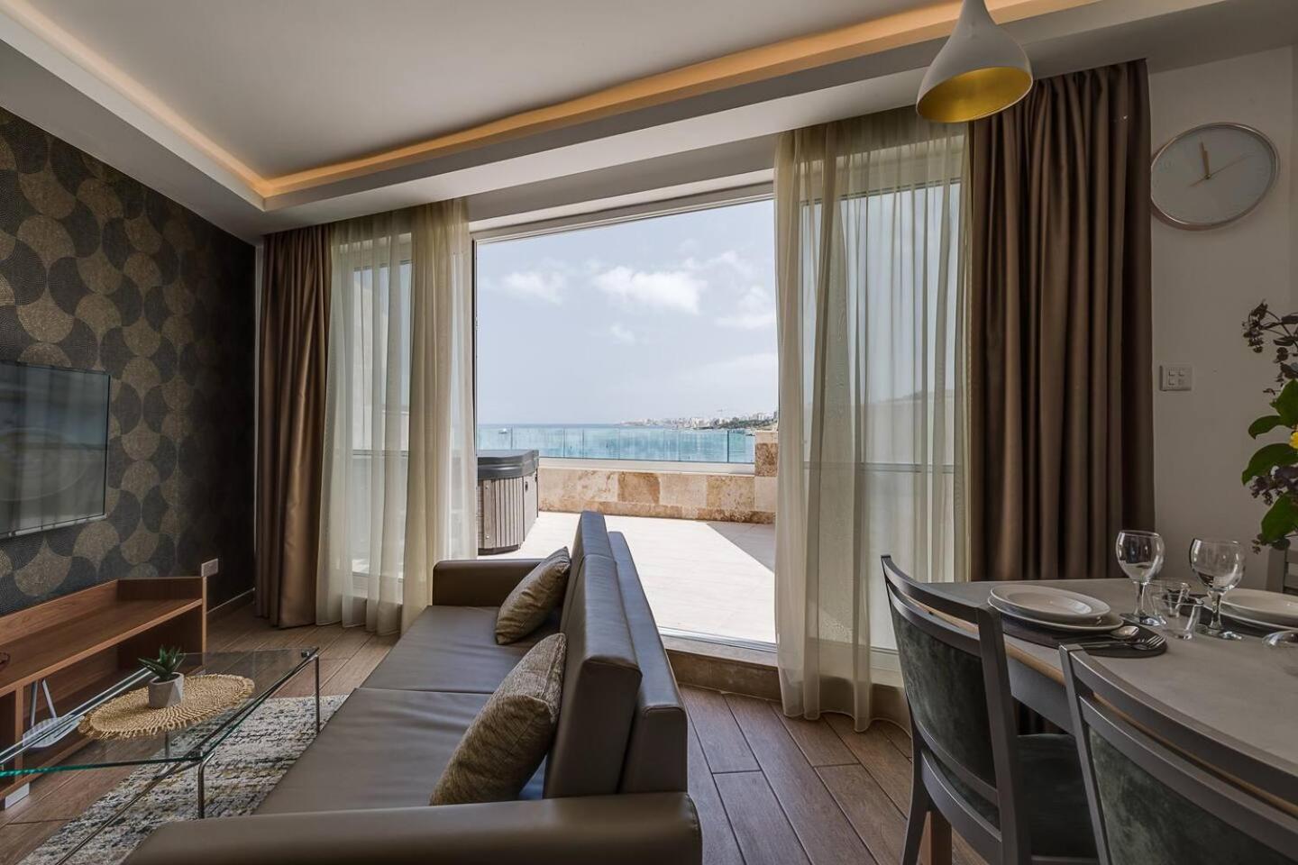 DuplexPenthouse seafront with hot tub by Homely, photo 18