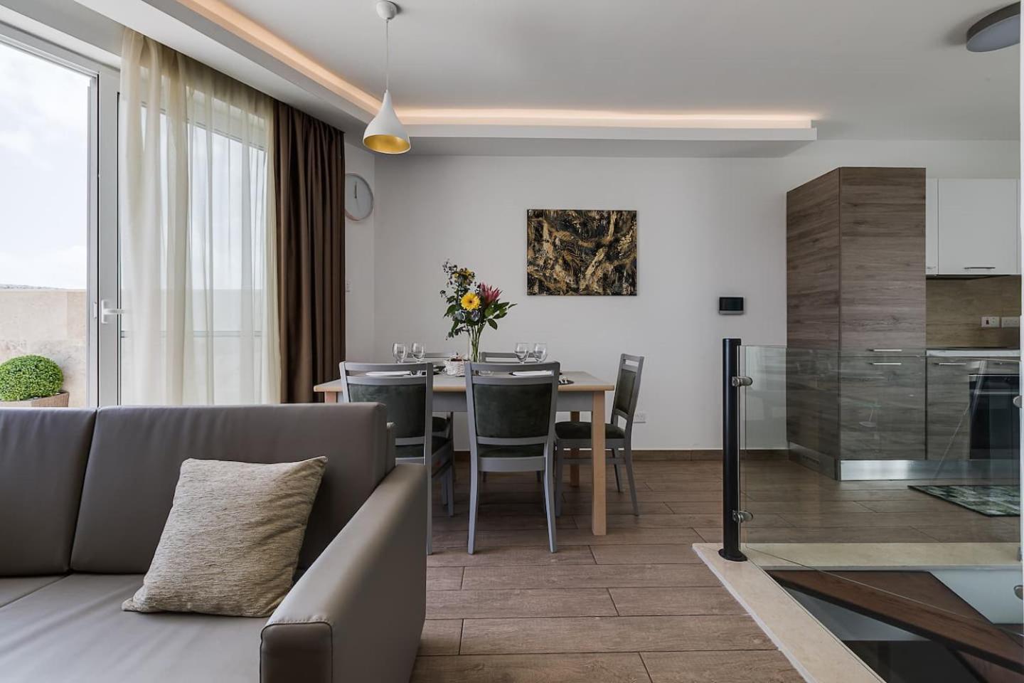 DuplexPenthouse seafront with hot tub by Homely, photo 9