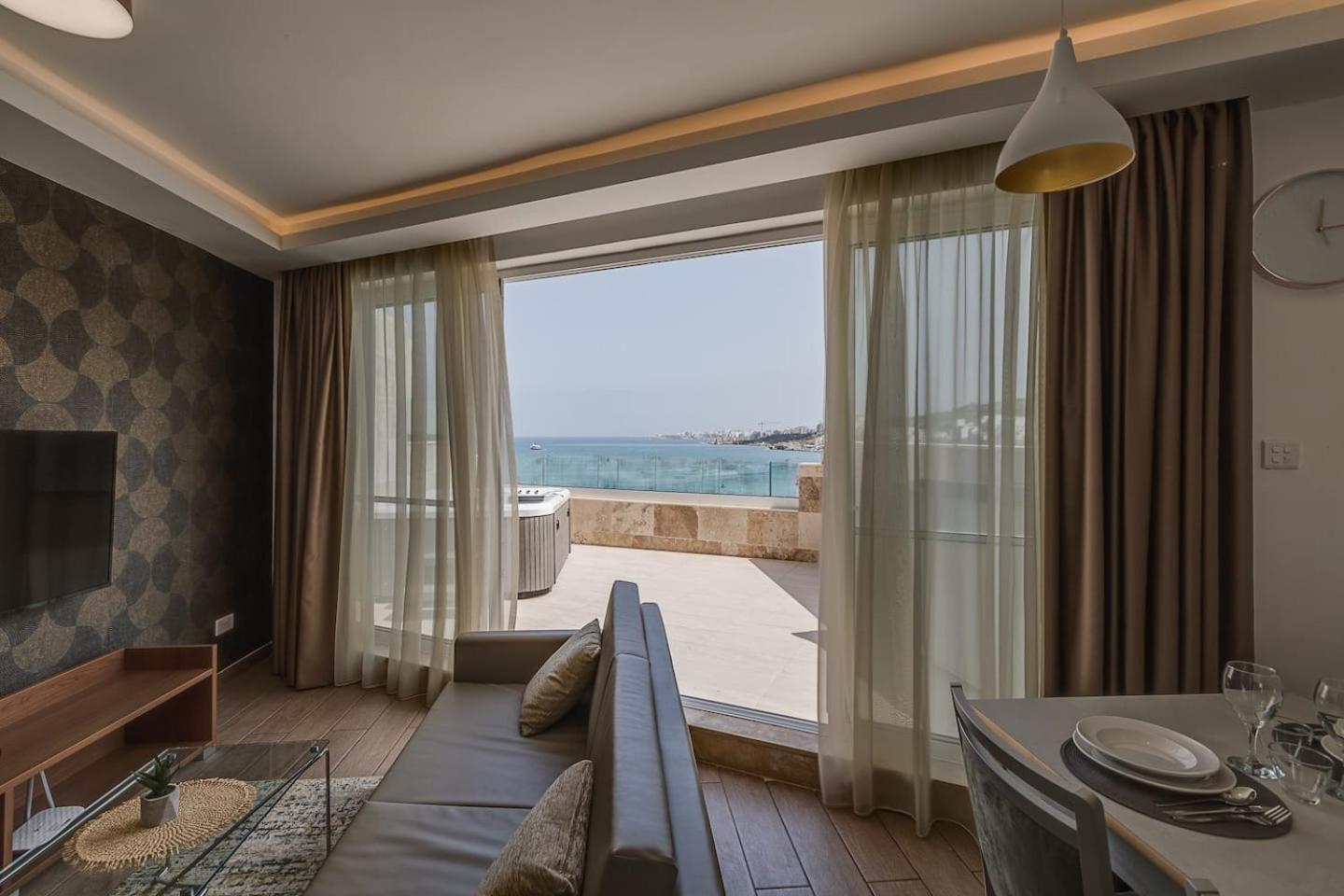 DuplexPenthouse seafront with hot tub by Homely, photo 29