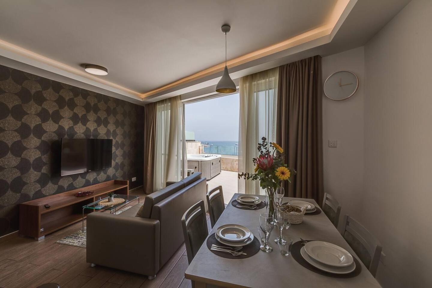 DuplexPenthouse seafront with hot tub by Homely, photo 33
