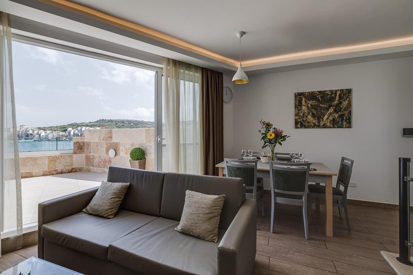 DuplexPenthouse seafront with hot tub by Homely, photo 17