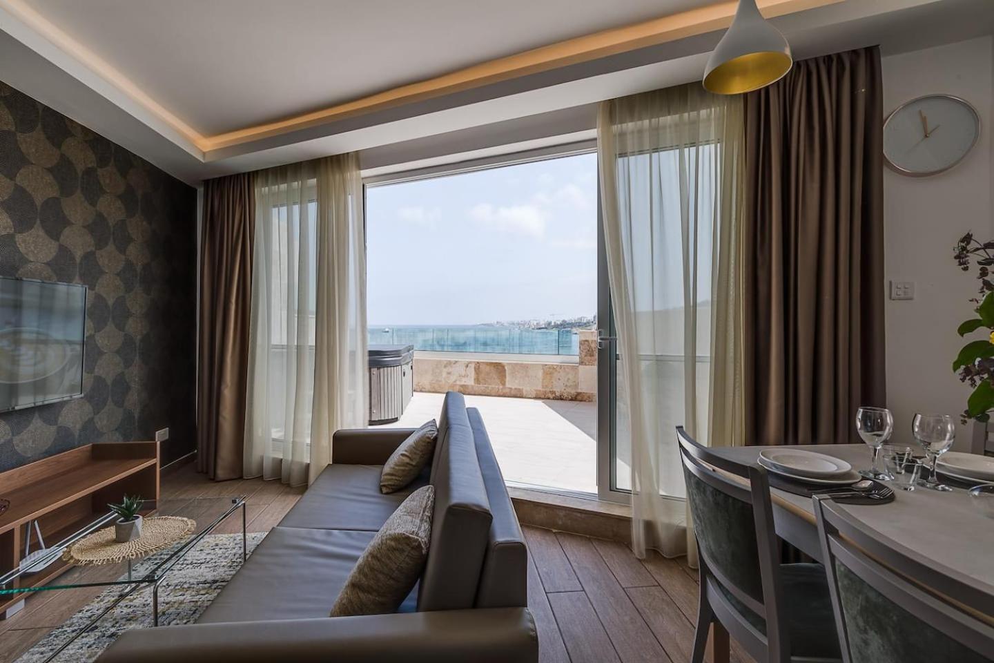 DuplexPenthouse seafront with hot tub by Homely, photo 10