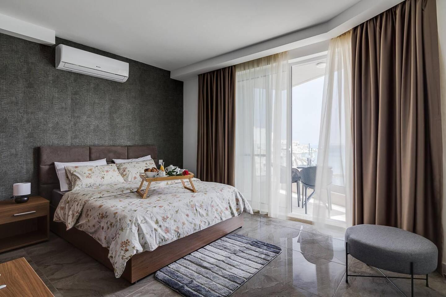 DuplexPenthouse seafront with hot tub by Homely, photo 34