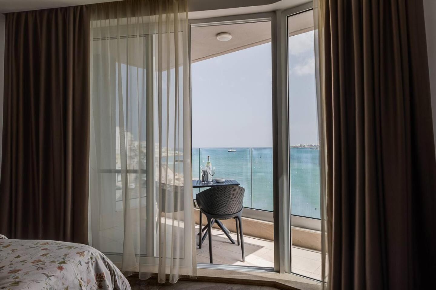 DuplexPenthouse seafront with hot tub by Homely, photo 11