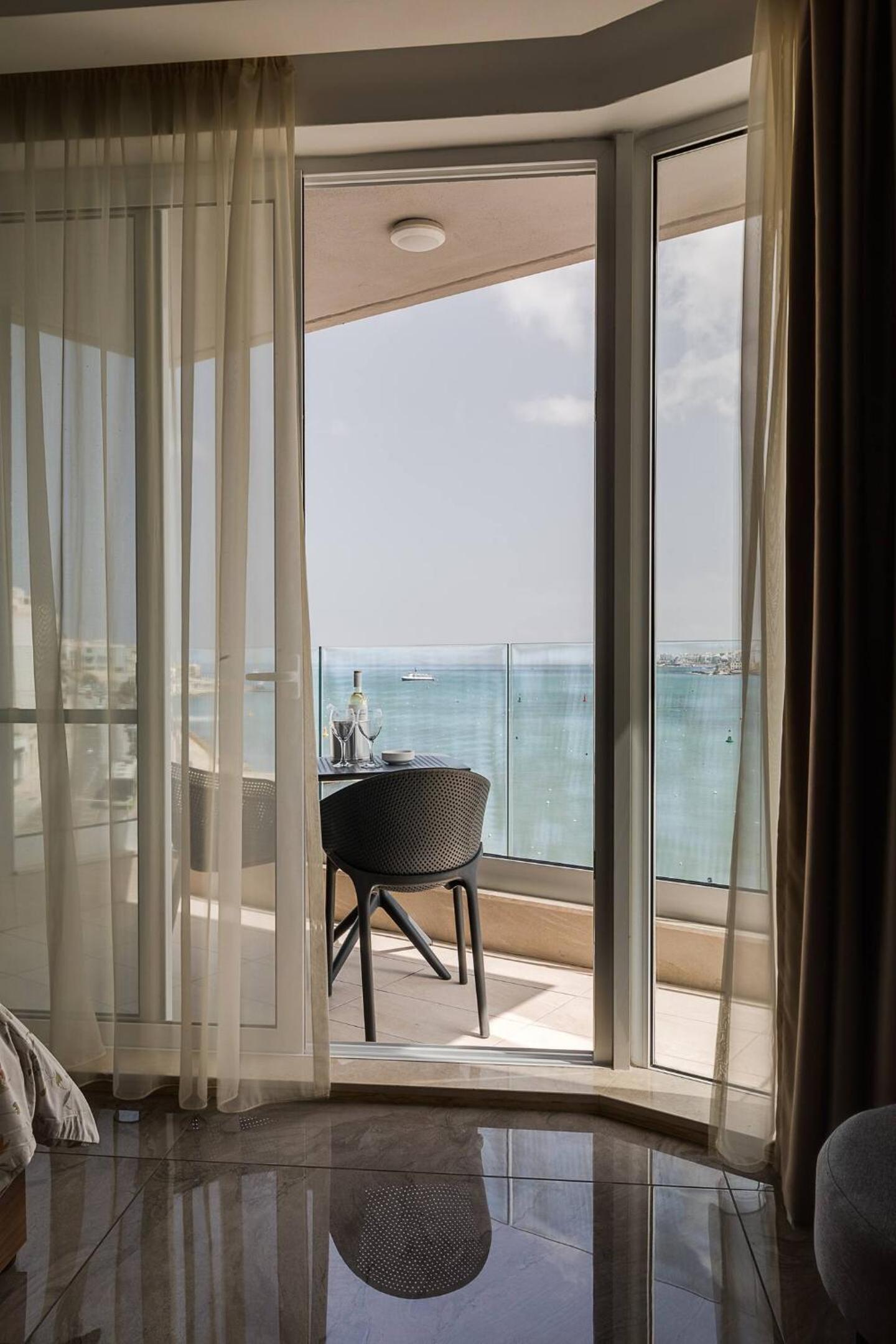 DuplexPenthouse seafront with hot tub by Homely, photo 2
