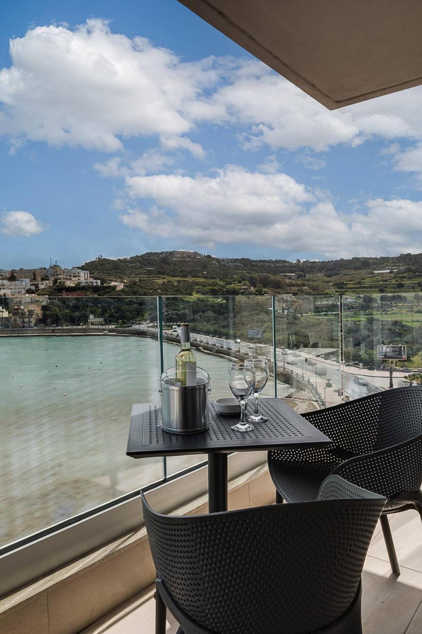 DuplexPenthouse seafront with hot tub by Homely, photo 38