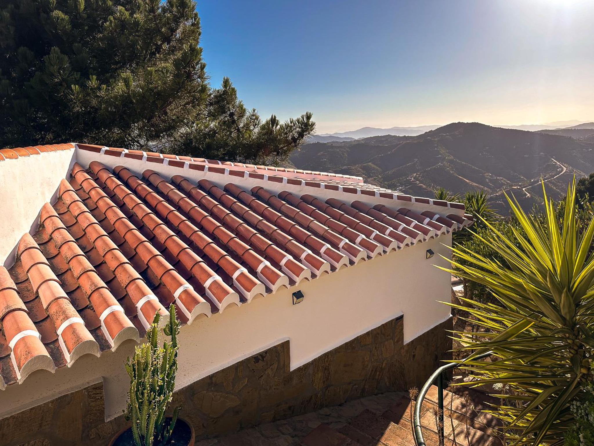 2 Bed Villa - Sleeps 4 - Hot Tub - Parking