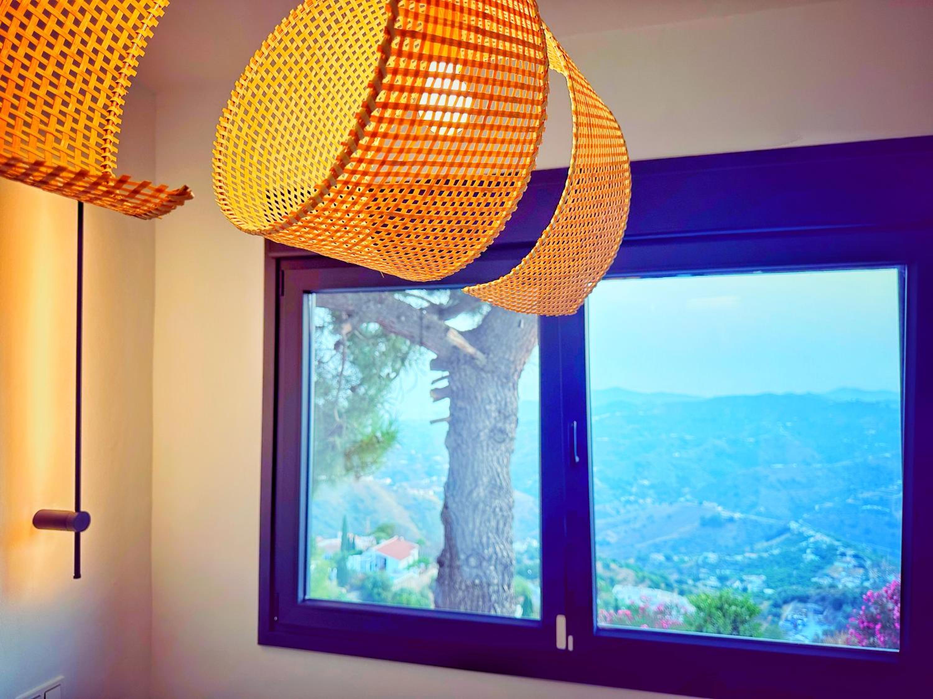2 Bed Villa - Sleeps 4 - Hot Tub - Parking