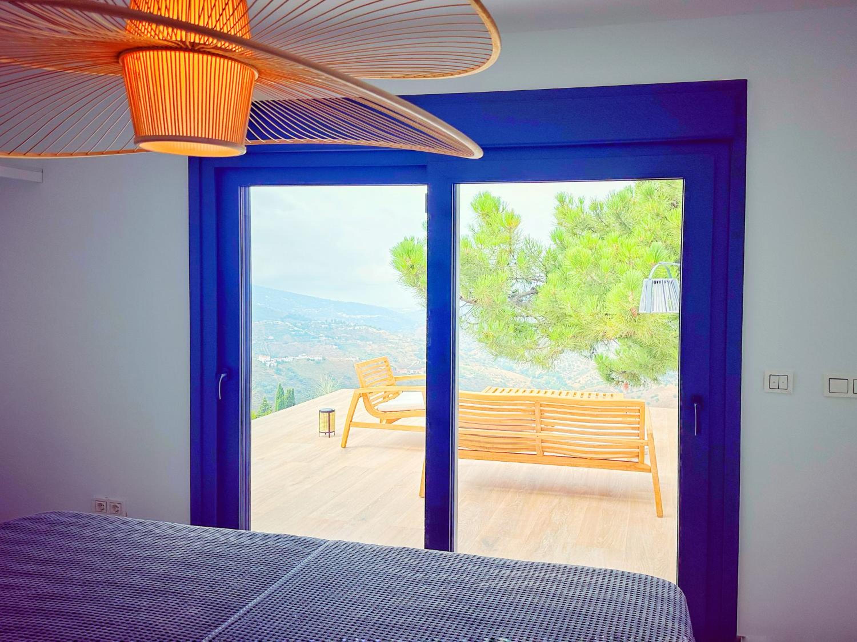 2 Bed Villa - Sleeps 4 - Hot Tub - Parking