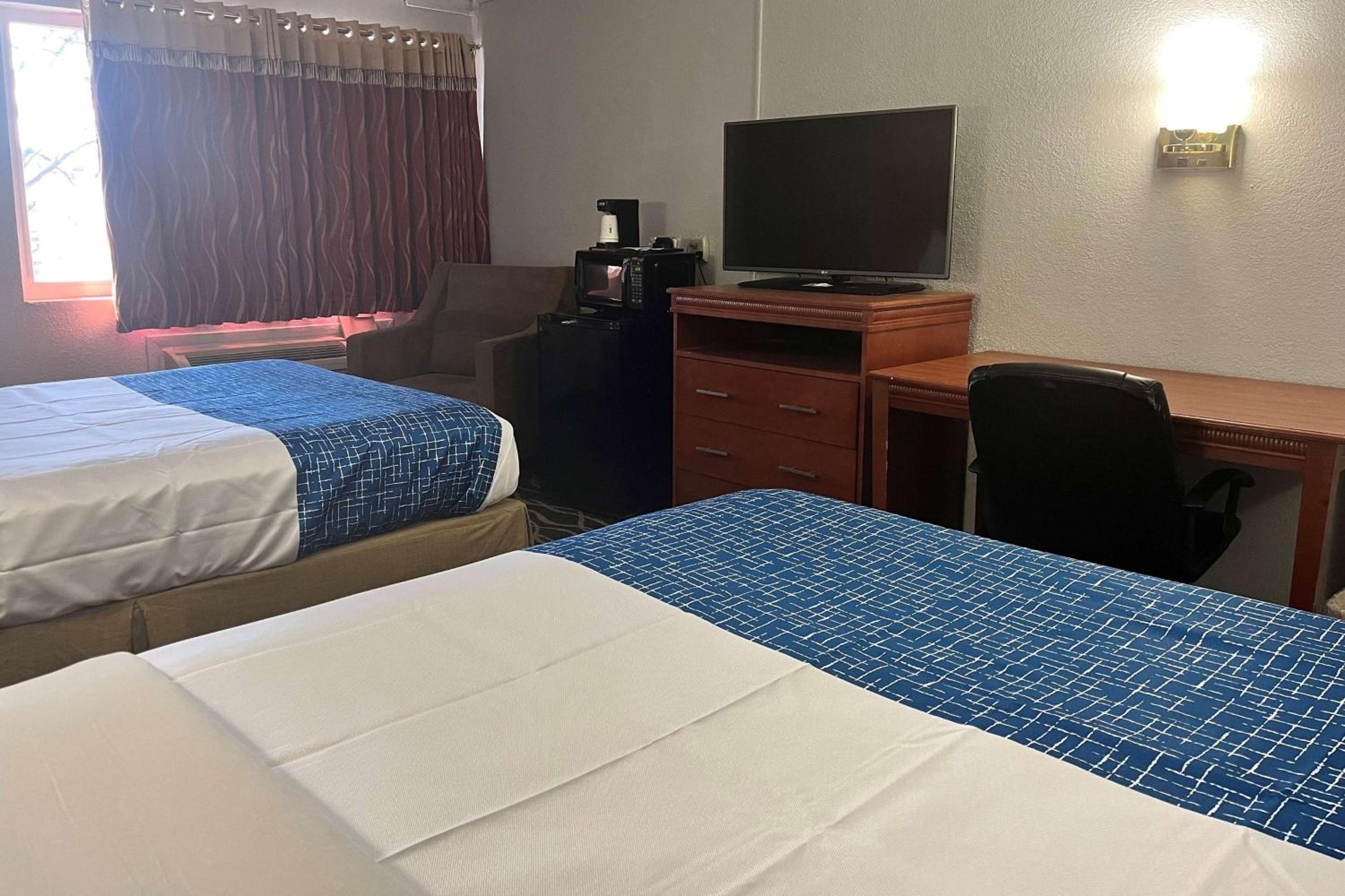 Terre Haute Vacations - Travelodge by Wyndham Terre Haute - Property Image 4
