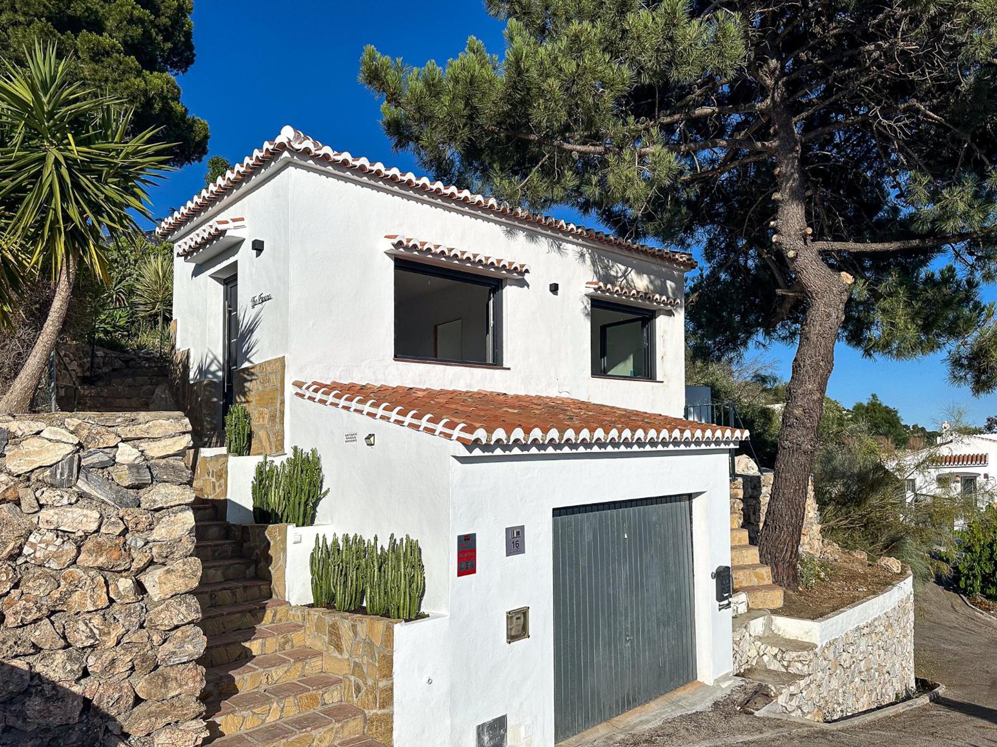 2 Bed Villa - Sleeps 4 - Hot Tub - Parking