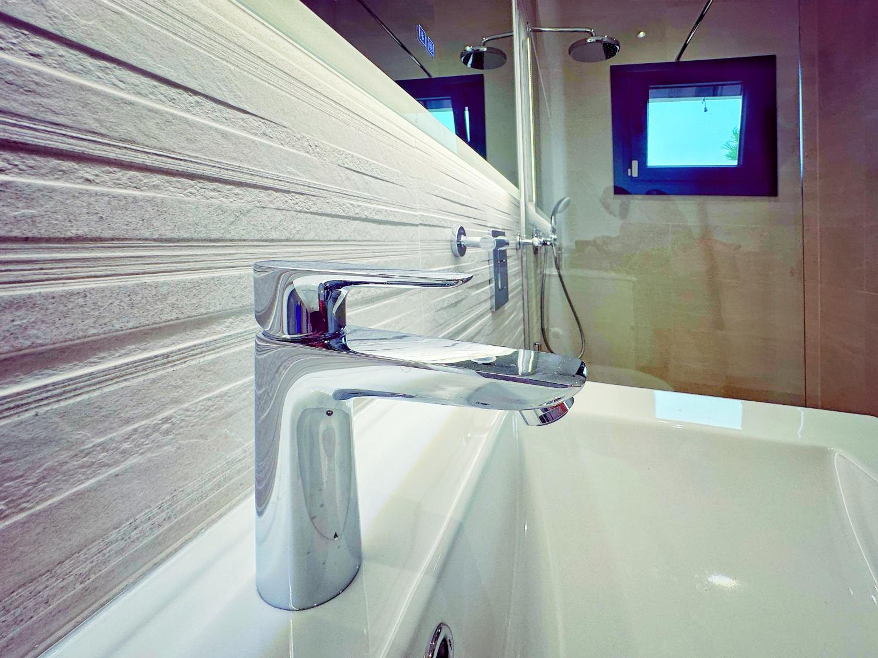 2 Bed Villa - Sleeps 4 - Hot Tub - Parking