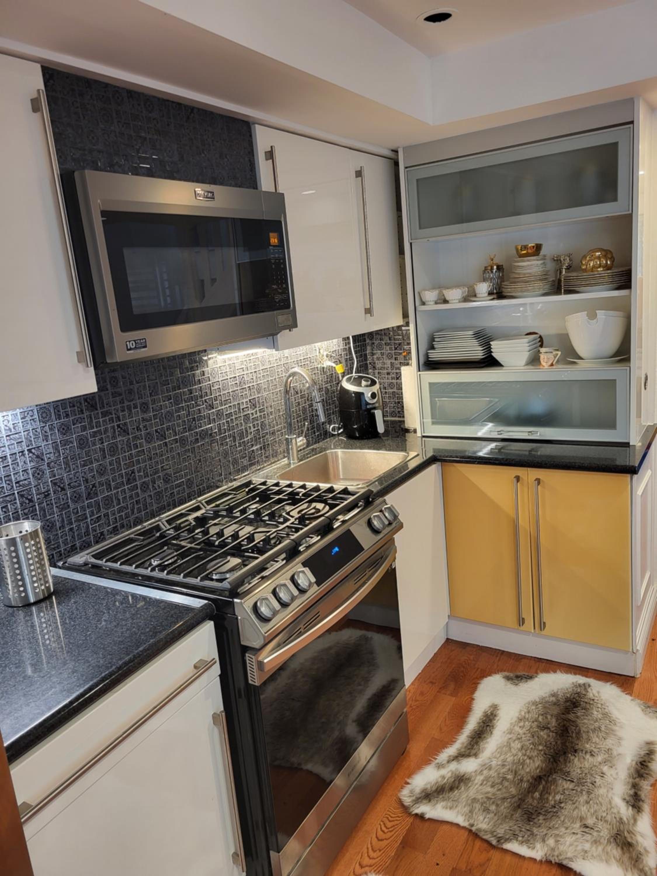 Downtown Toronto House Central 2BED 2BATH Subway Free Parking