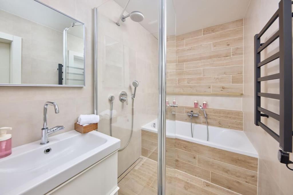 6min2Center, 2BR, Spacious,Quiet view 3