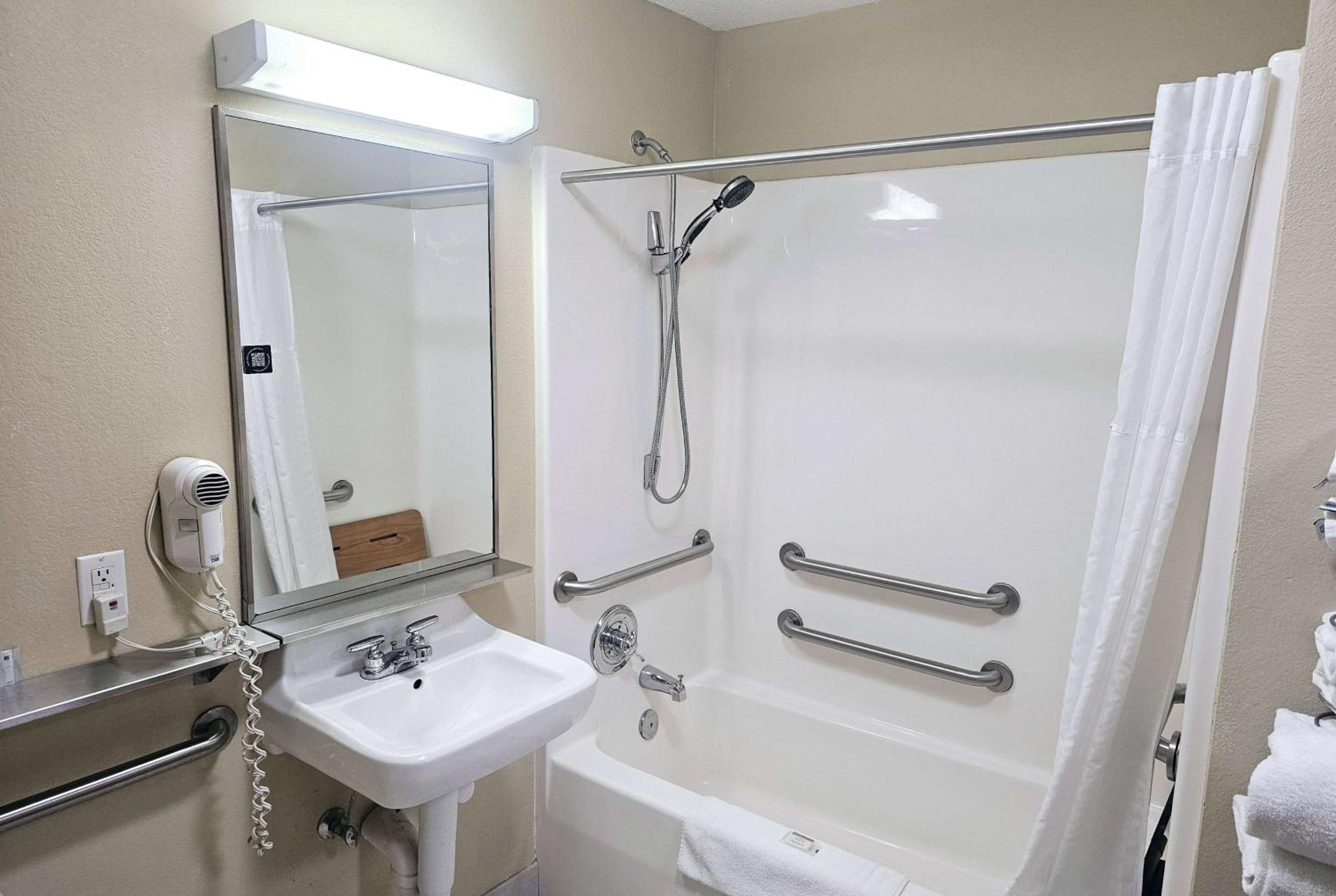 Rolla Vacations - Baymont by Wyndham Rolla - Property Image 12