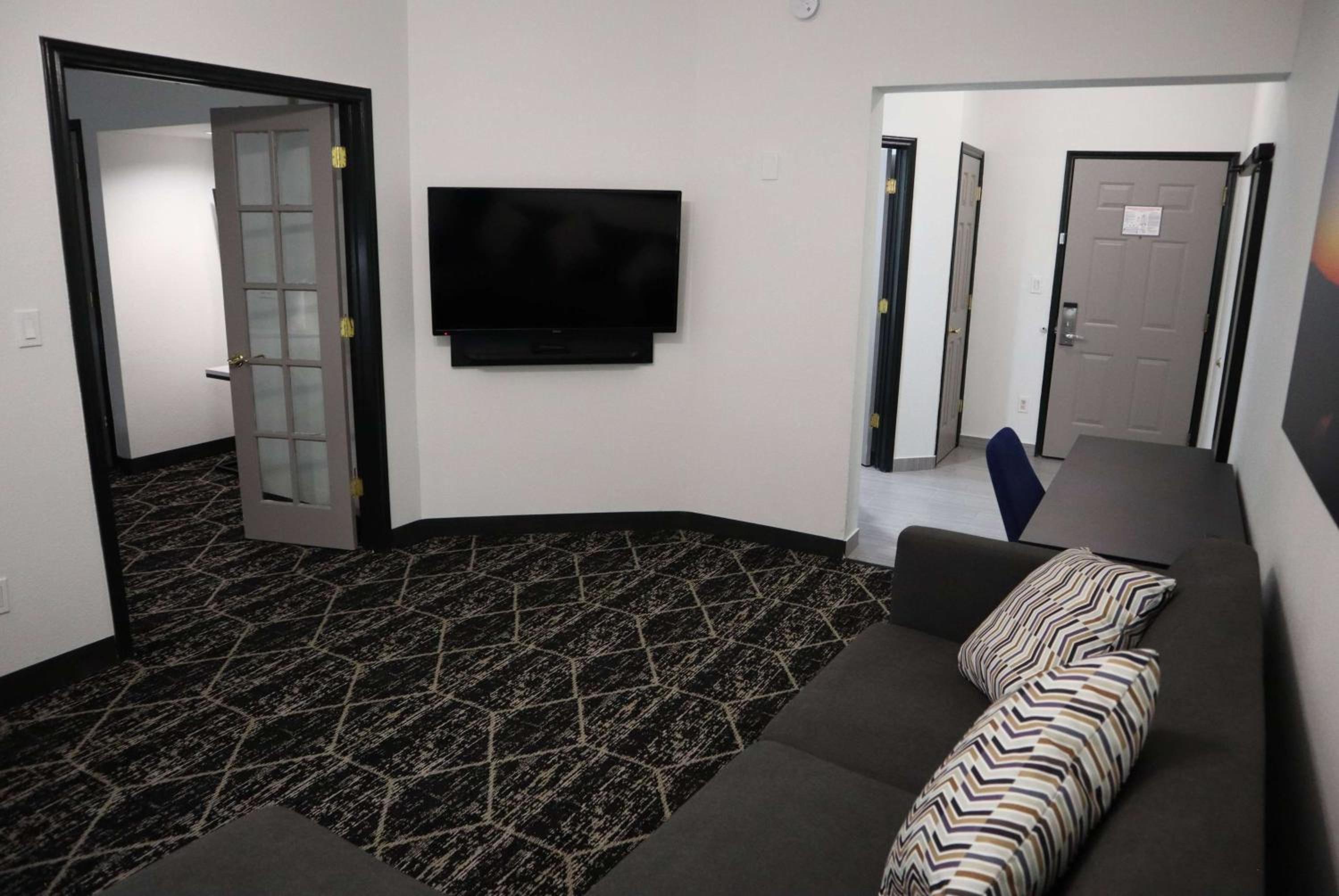 La Quinta Inn Suites by Wyndham Houston Bush IAH South - Property Image 2