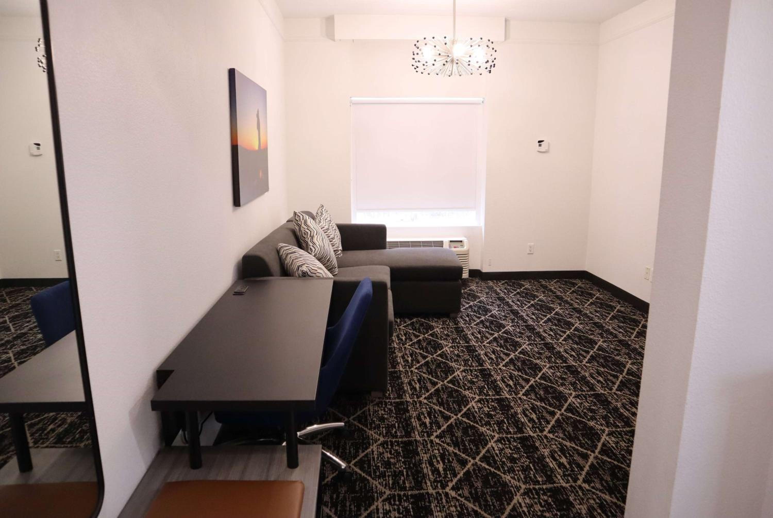 La Quinta Inn Suites by Wyndham Houston Bush IAH South - Property Image 6