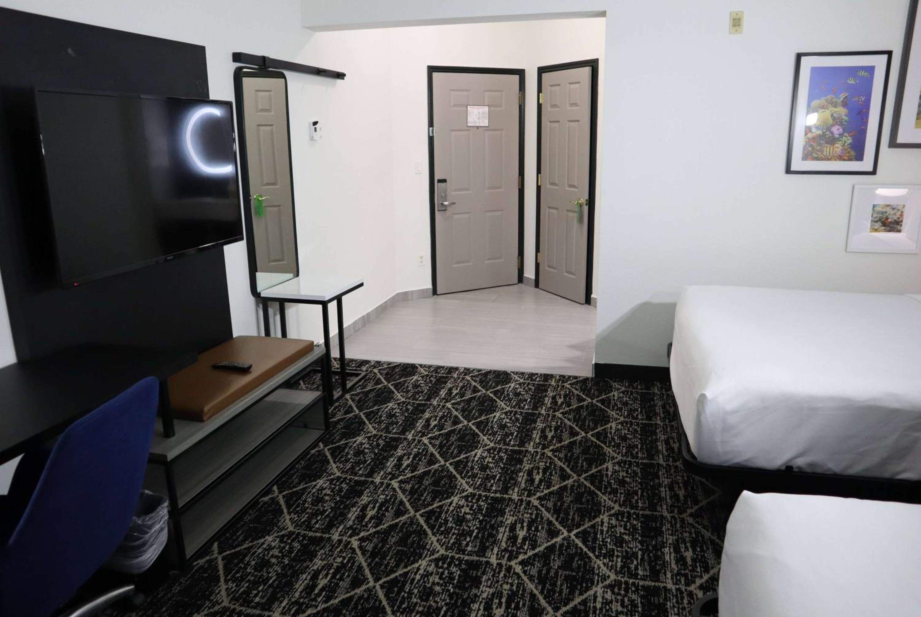 La Quinta Inn Suites by Wyndham Houston Bush IAH South - Property Image 1