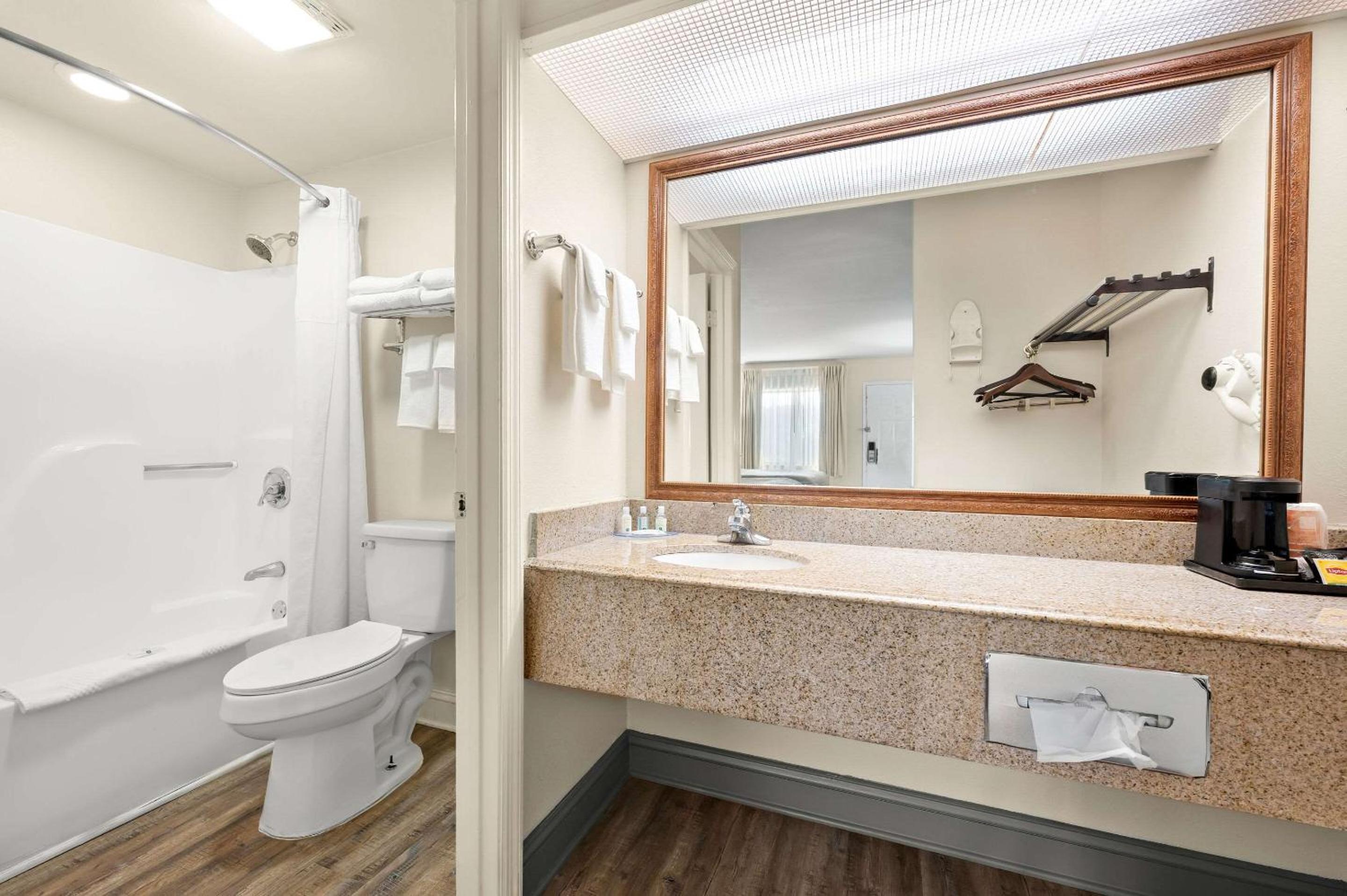 Quality Inn Pelham I-65 exit 246 - Property Image 38