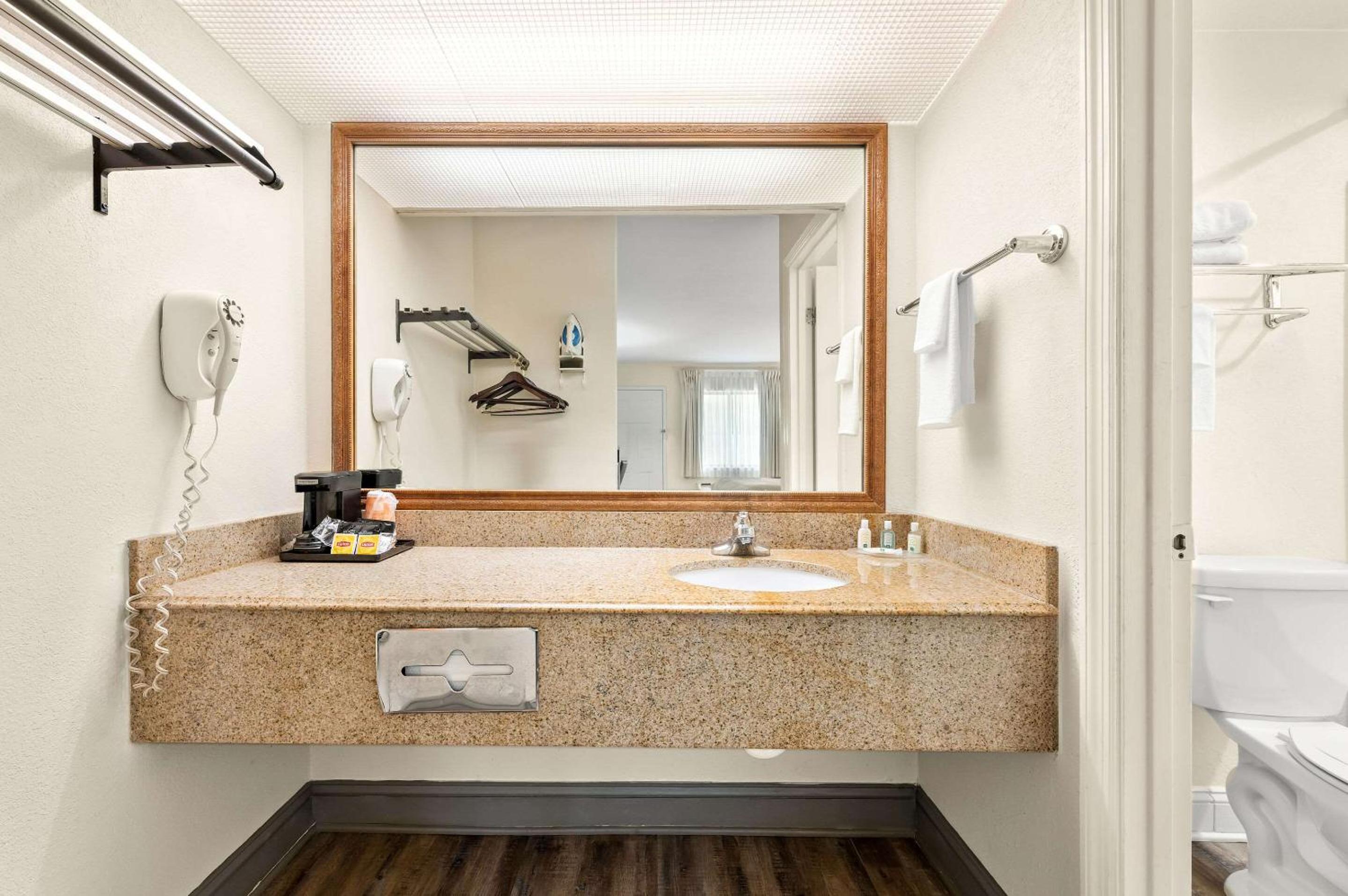 Quality Inn Pelham I-65 exit 246 - Property Image 3