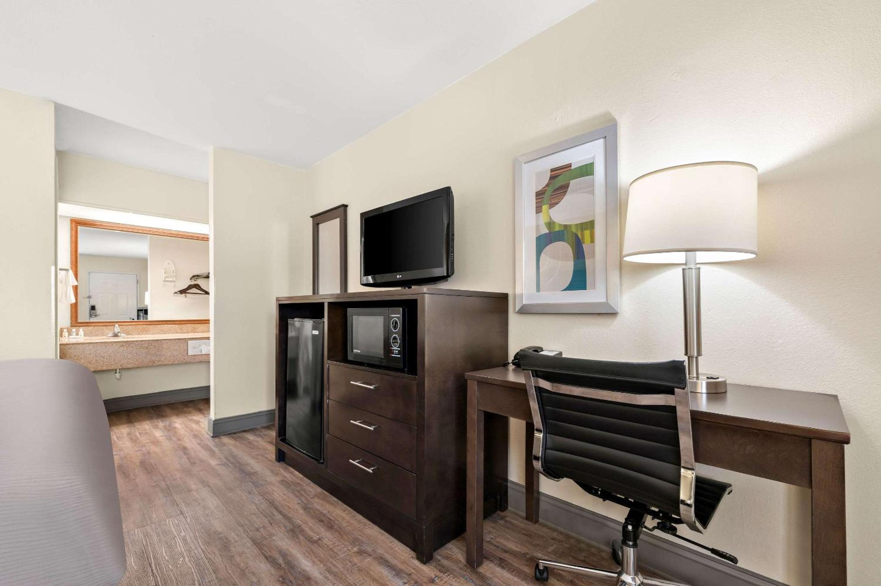 Birmingham Vacations - Quality Inn Pelham I-65 exit 246 - Property Image 3