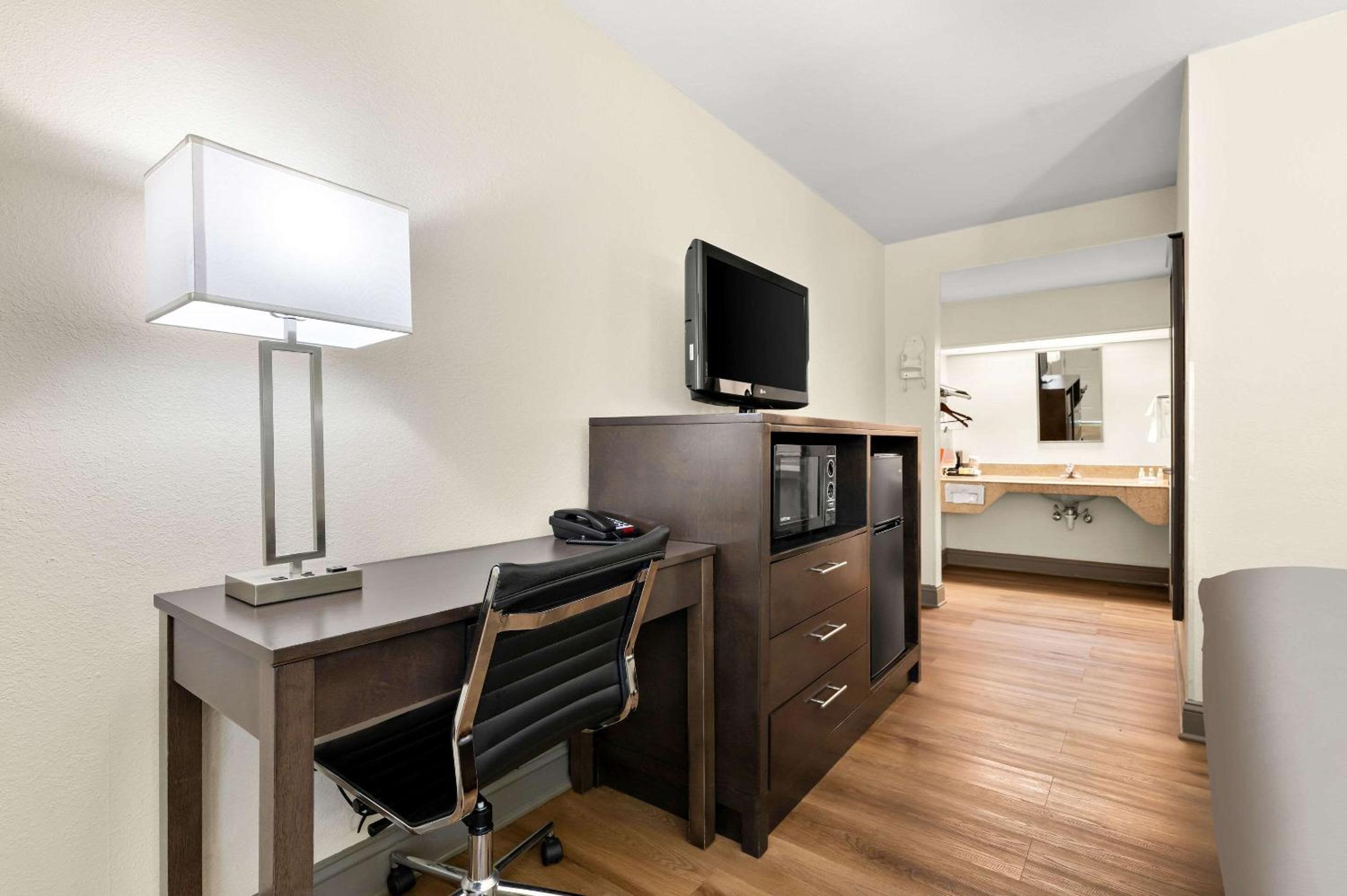 Quality Inn Pelham I-65 exit 246 - Property Image 7