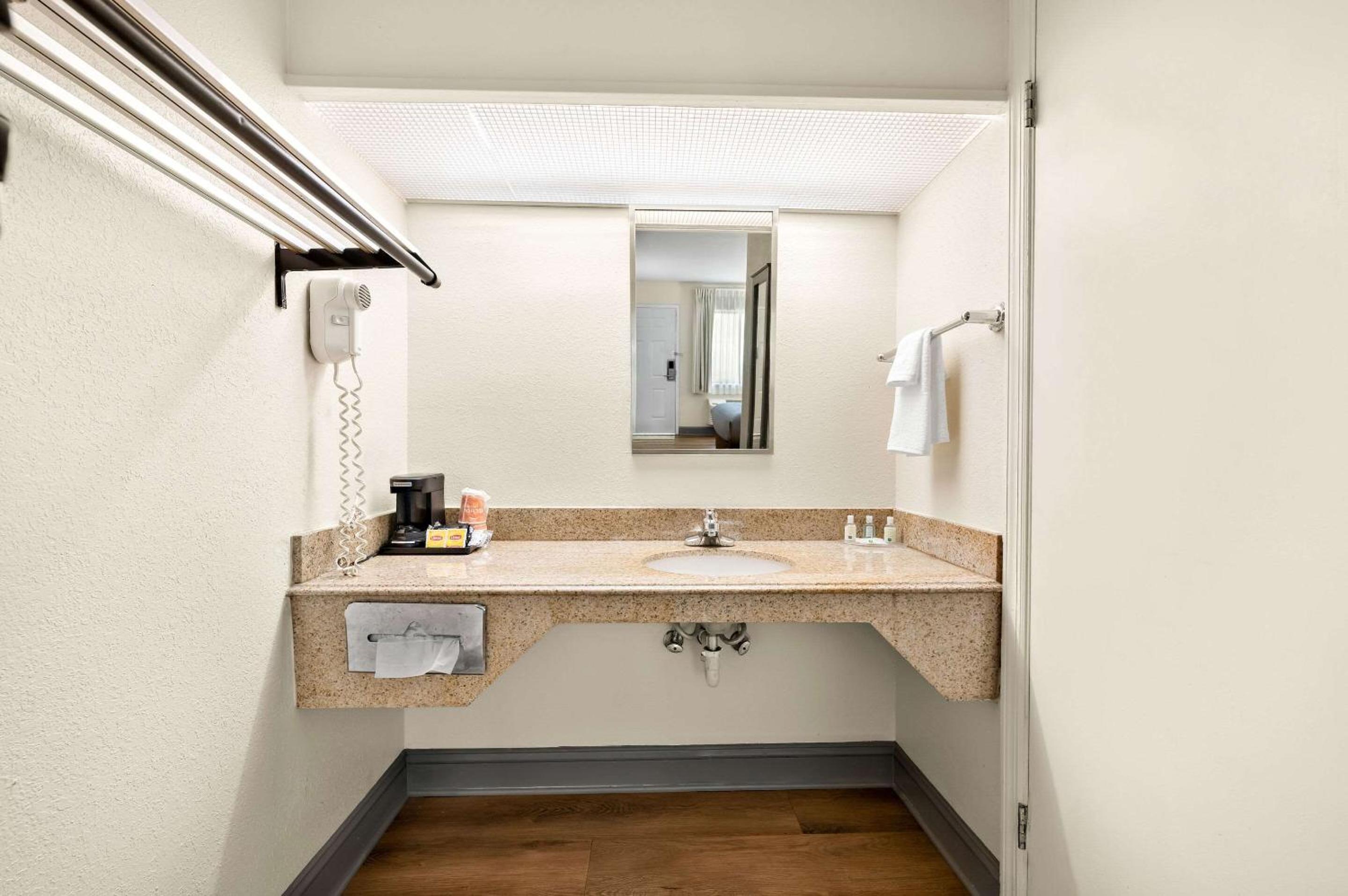 Quality Inn Pelham I-65 exit 246 - Property Image 8