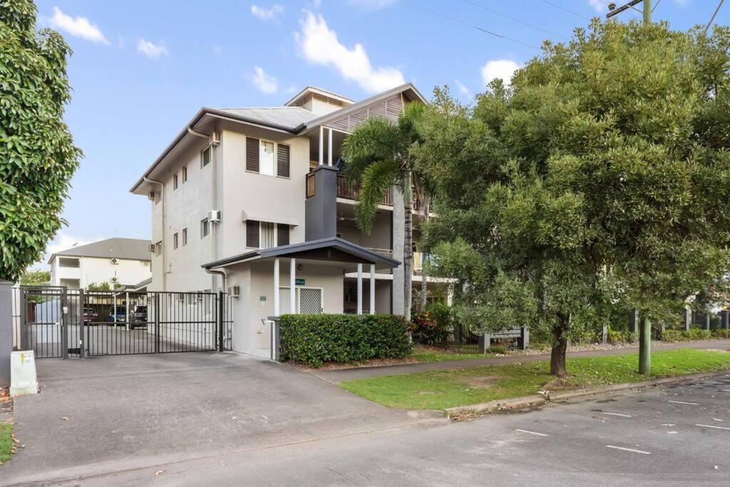 Perfect Grafton Street Base near Cairns Base