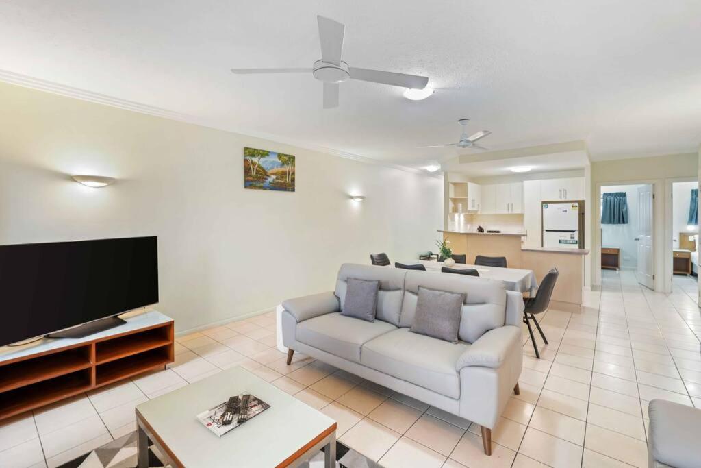Perfect Grafton Street Base near Cairns Base
