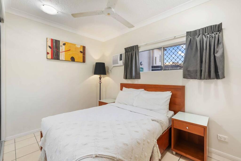 Perfect Grafton Street Base near Cairns Base
