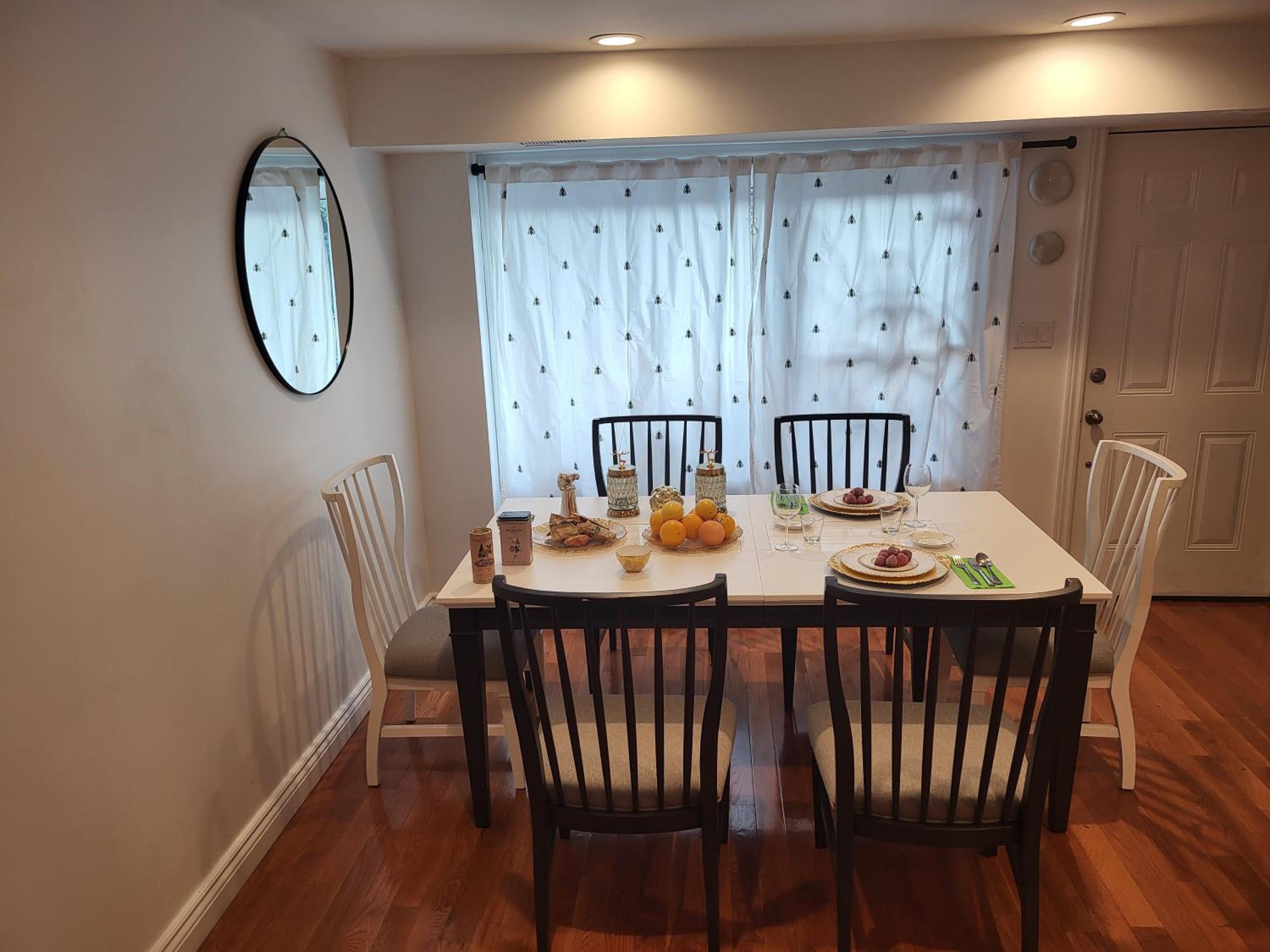 Downtown Toronto House Central 2BED 2BATH Subway Free Parking